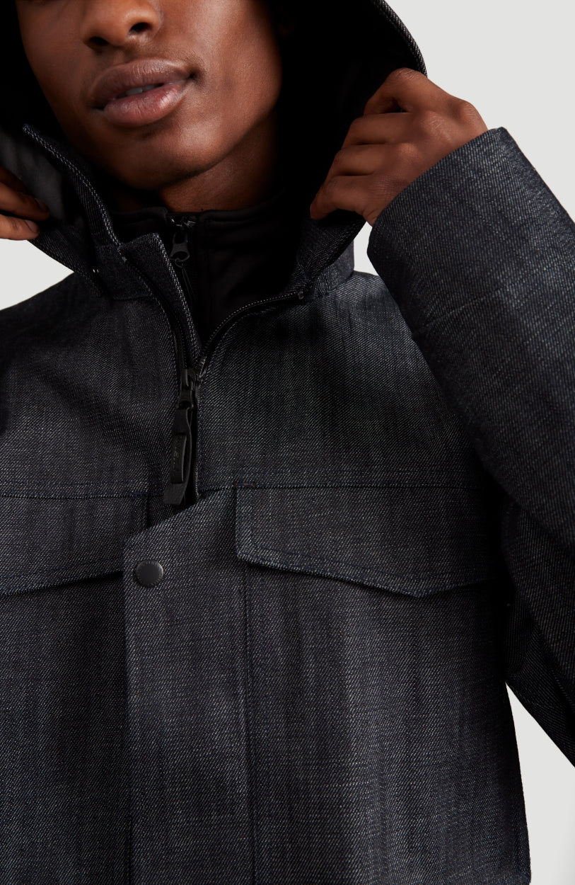 GORE-TEX Denim Kickstart Snow Jacket, blau, Nahaufnahme von Kragen, Reißverschluss und Brusttasche