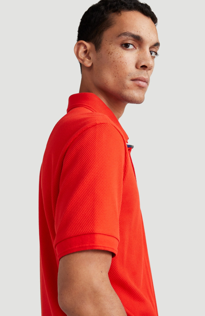 Hybrid Waffle Polo Shirt für Herren, rot, Seitenansicht am Model mit geripptem Ärmelabschluss