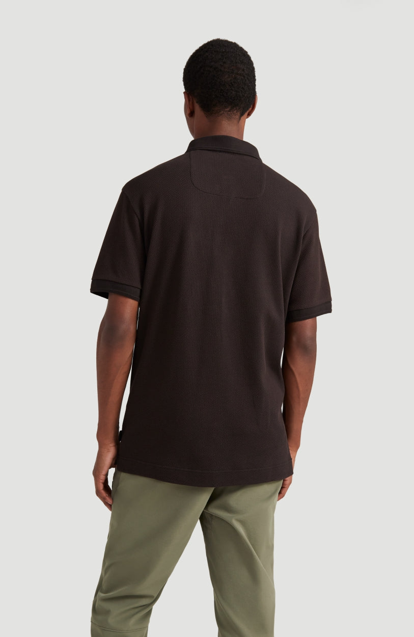 Hybrid Waffle Polo Shirt Poloshirt für Herren, schwarz, Rückansicht am Model mit Kragen und kurzen Ärmeln