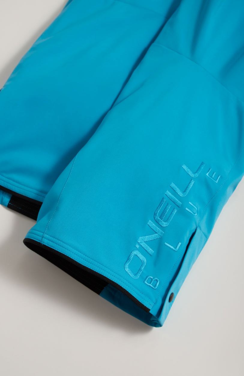 Nahaufnahme des Beinabschlusses der türkisen Ocean Mission Snow Pants Schneehose mit gesticktem Logo-Schriftzug