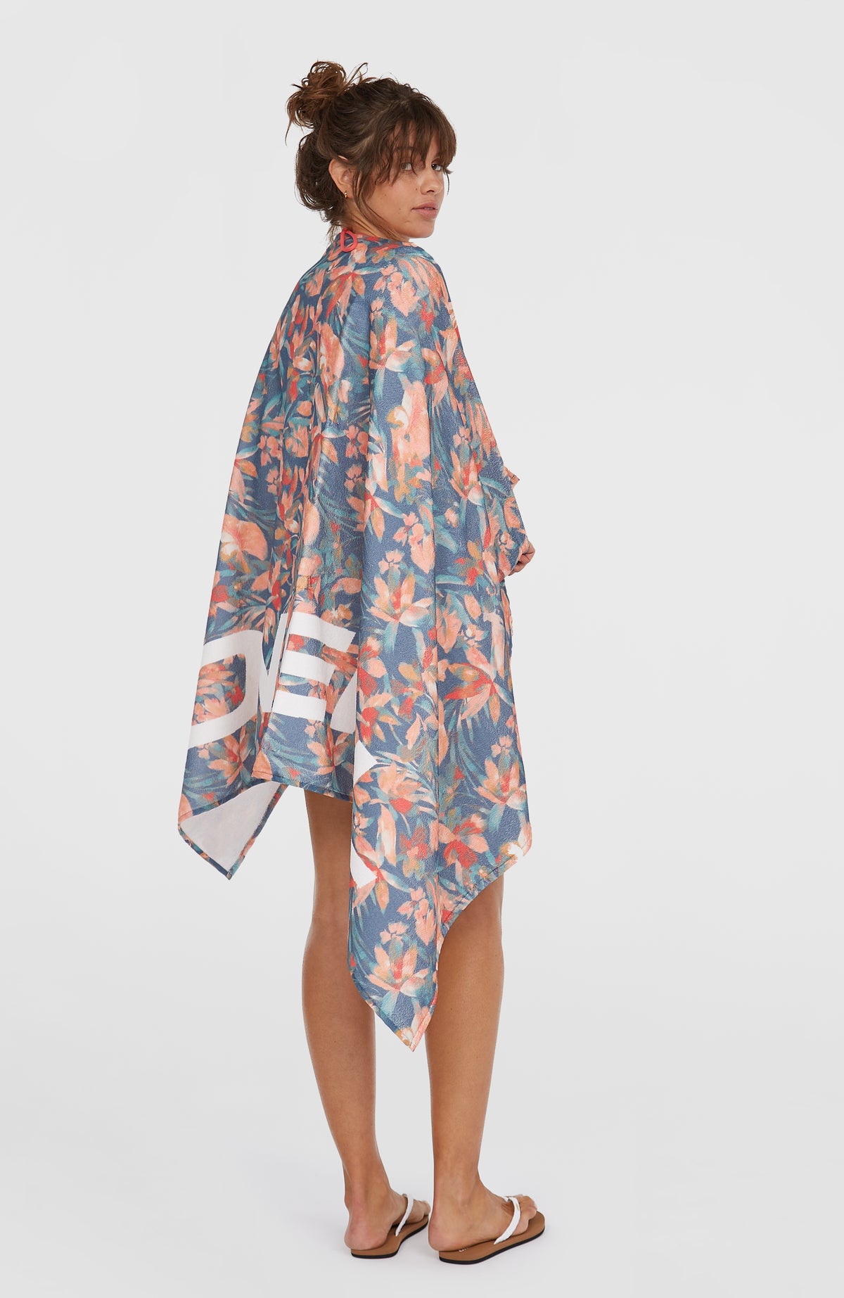 Seacoast Handtuch für Damen, blau mit Blumenmuster in Rosa und Weiß, Rückansicht, umgehängt getragen am Model