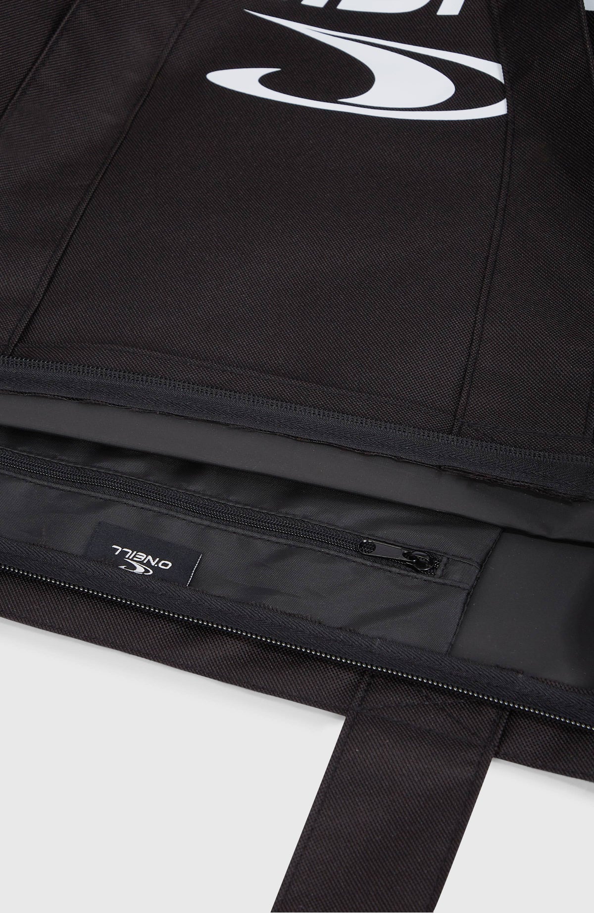 Nahaufnahme der schwarzen Coastal Tote Bag mit Reißverschluss-Innenfach und Logo-Etikett