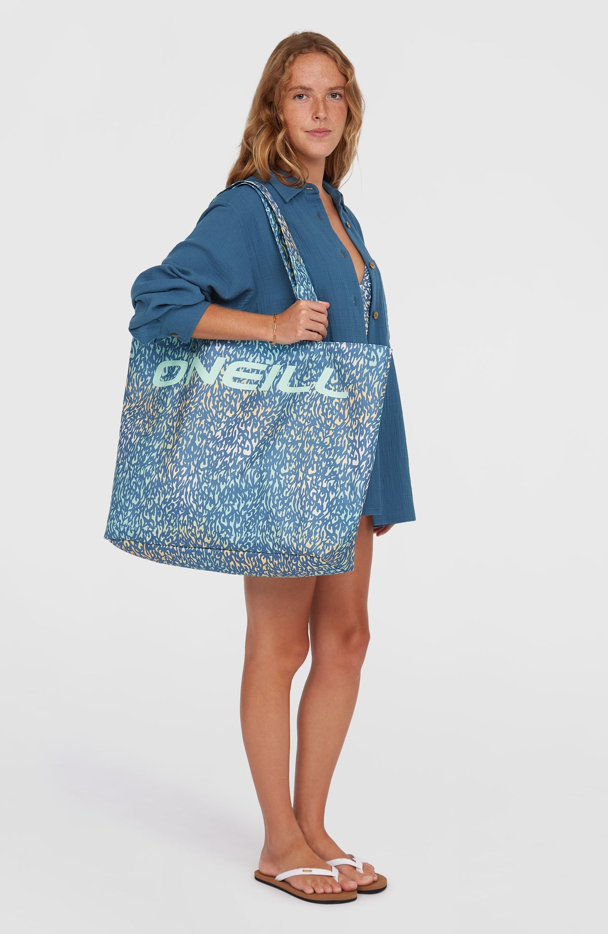 Coastal Print Tote Bag Tasche für Damen, gelb mit Tiermuster in Blau, getragen am Model, seitliche Ansicht