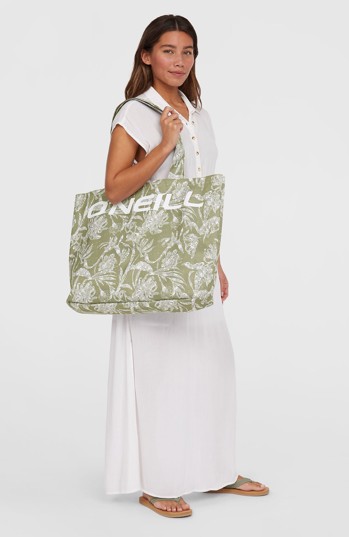 Coastal Print Tote Bag Tasche für Damen, grün mit Pflanzenmuster in Weiß, getragen am Model in Seitenansicht