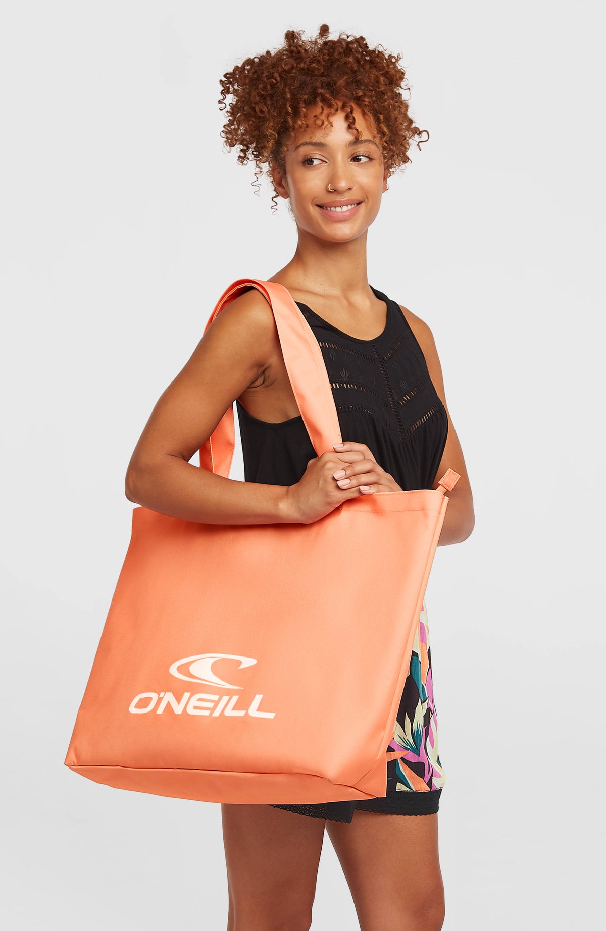 Coastal Tote Bag Tasche für Damen, orange mit Logo-Print in Weiß, Vorderansicht getragen am Model