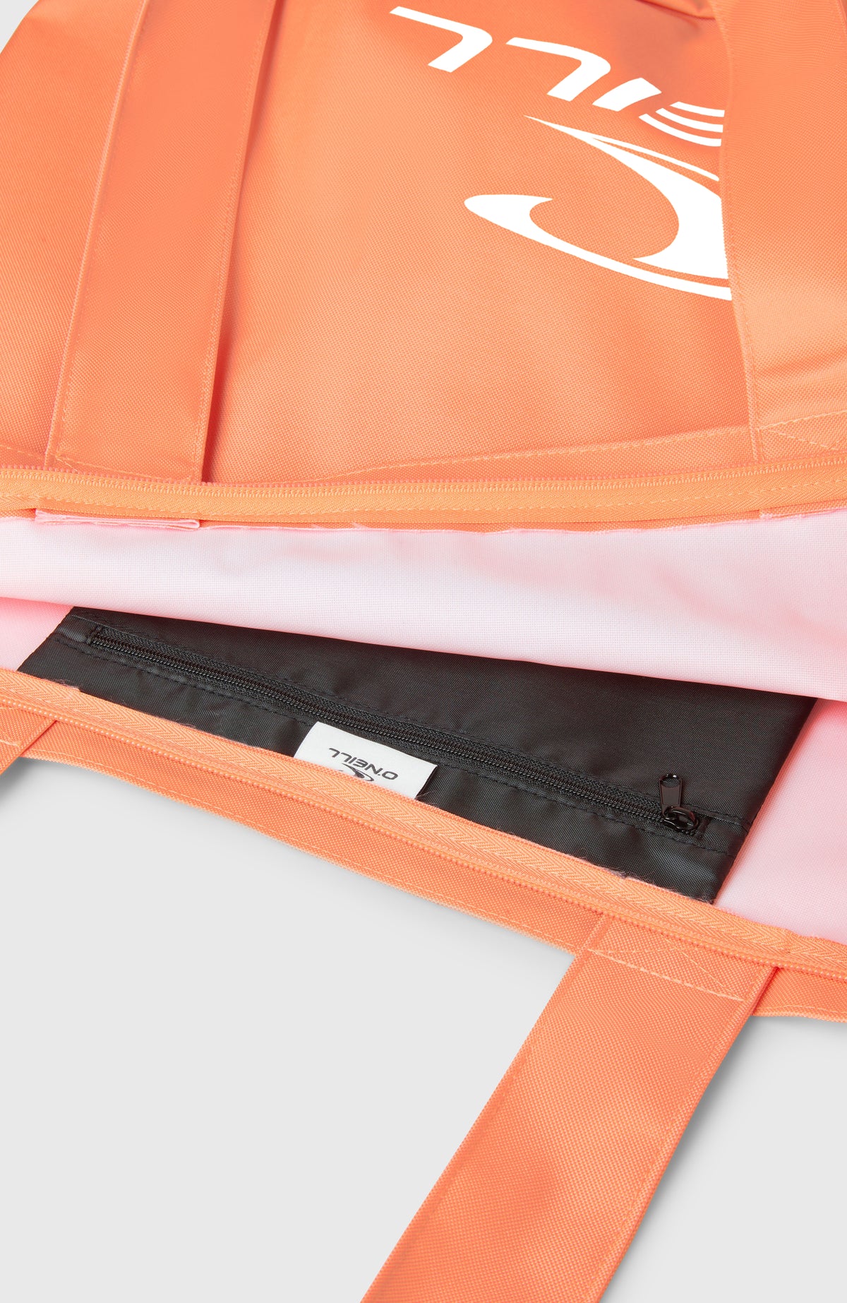 Nahaufnahme der geöffneten orangefarbenen Coastal Tote Bag Tasche mit Reißverschluss-Innenfach