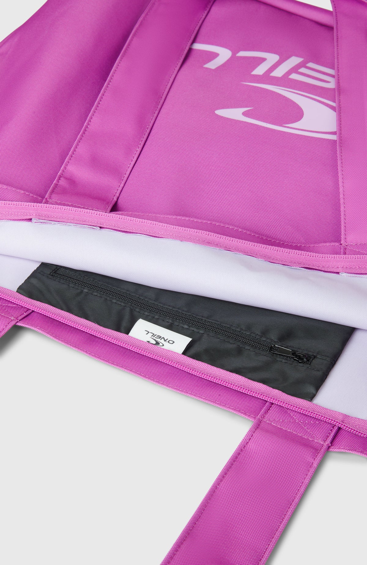 Nahaufnahme der lila Coastal Tote Bag Tasche von oben, mit Reißverschluss und schwarzem Innenfach mit Logo