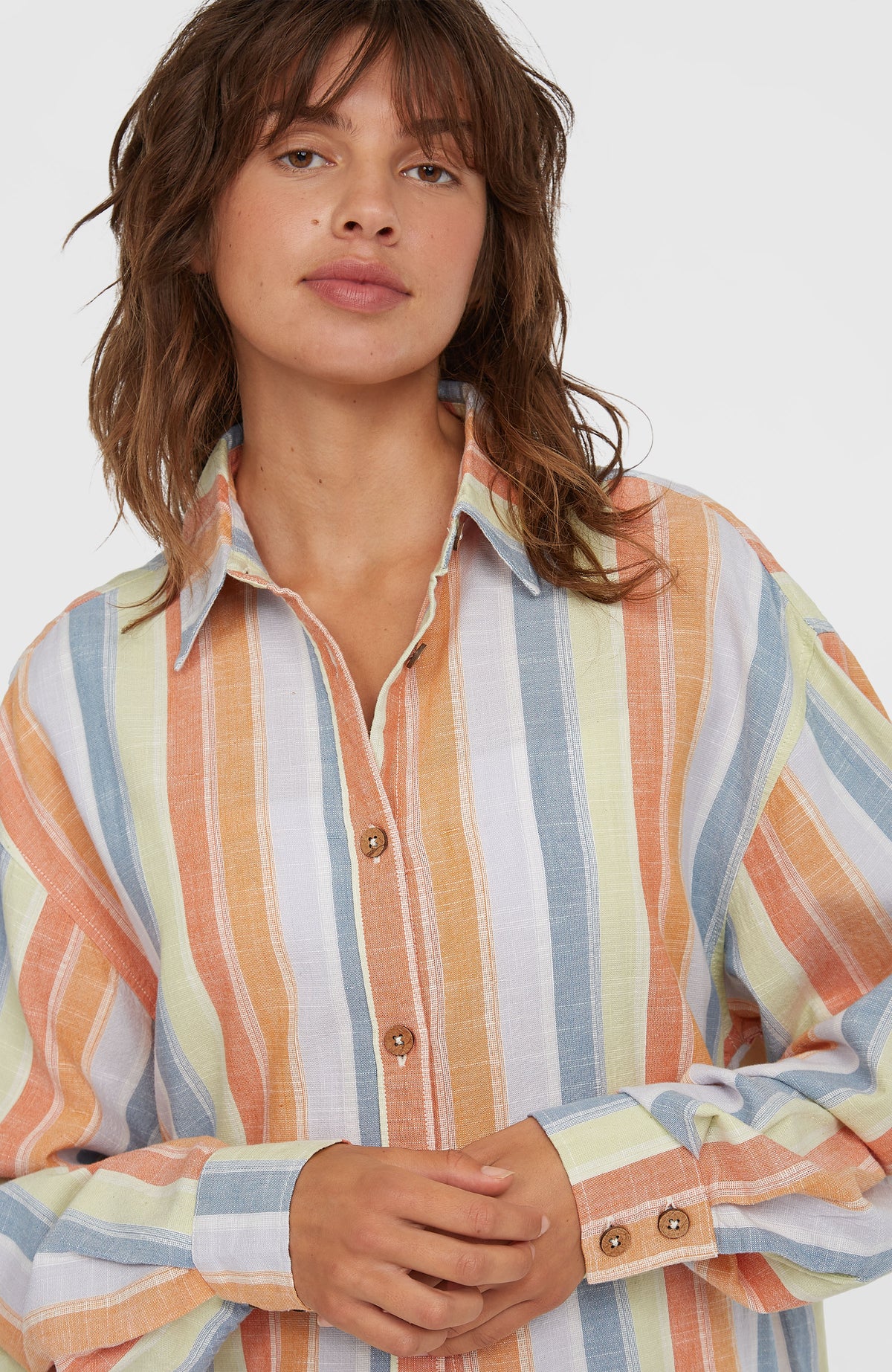Beach Vintage Longbluse für Damen, gelb mit Streifenmuster in Orange und Blau, Nahaufnahme von Kragen und Knopfleiste