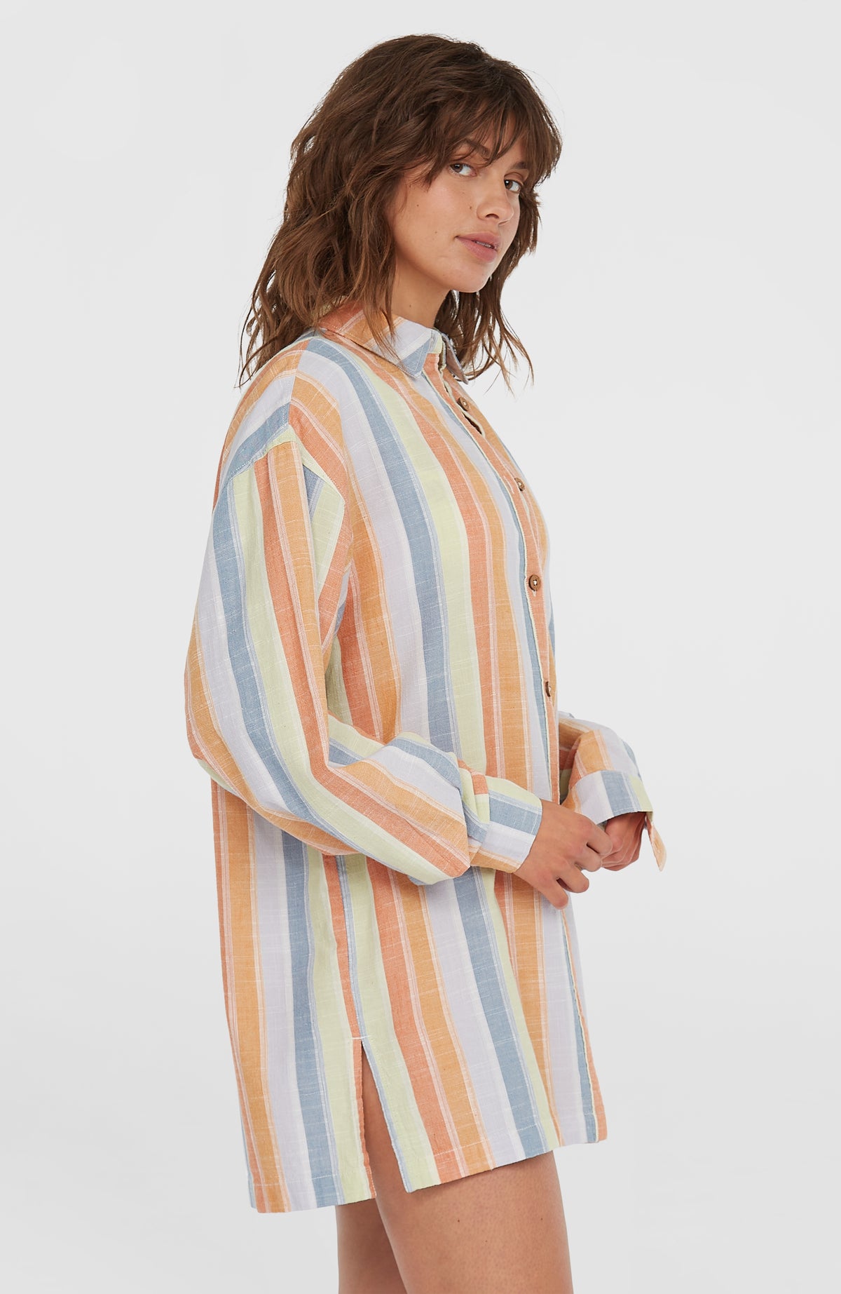 Beach Vintage Longbluse für Damen, gelb mit Streifenmuster in Orange und Blau, Seitenansicht am Model mit Seitenschlitz