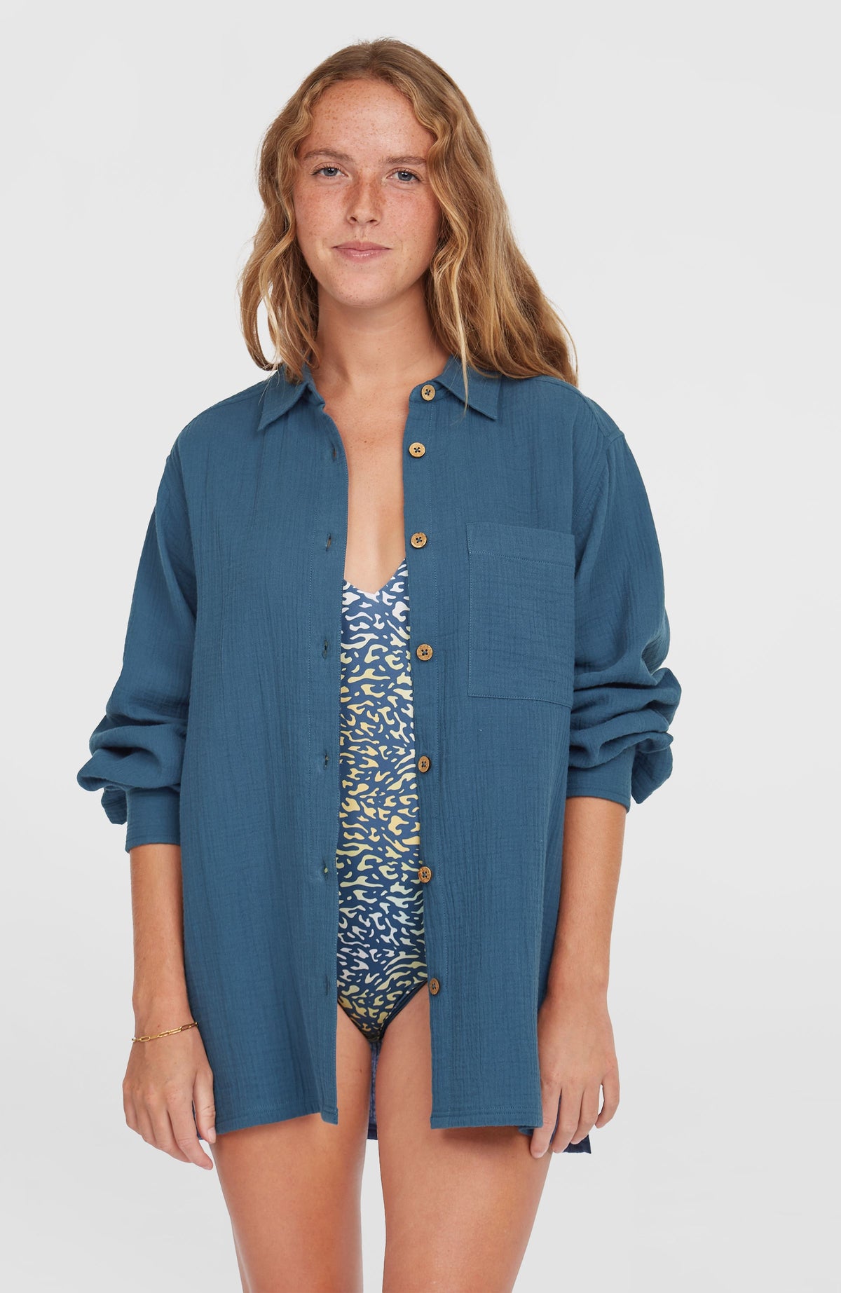O'Neill Brenda Bluse für Damen in Blau, getragen am Model mit Knöpfen und Brusttasche, Vorderansicht
