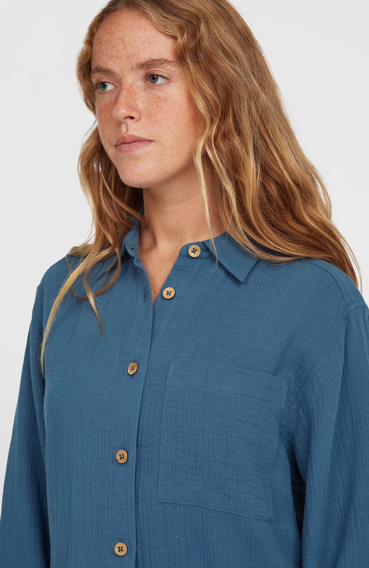 Brenda Bluse für Damen, blau, Nahaufnahme von Kragen, Knopfleiste und aufgesetzter Brusttasche am Model