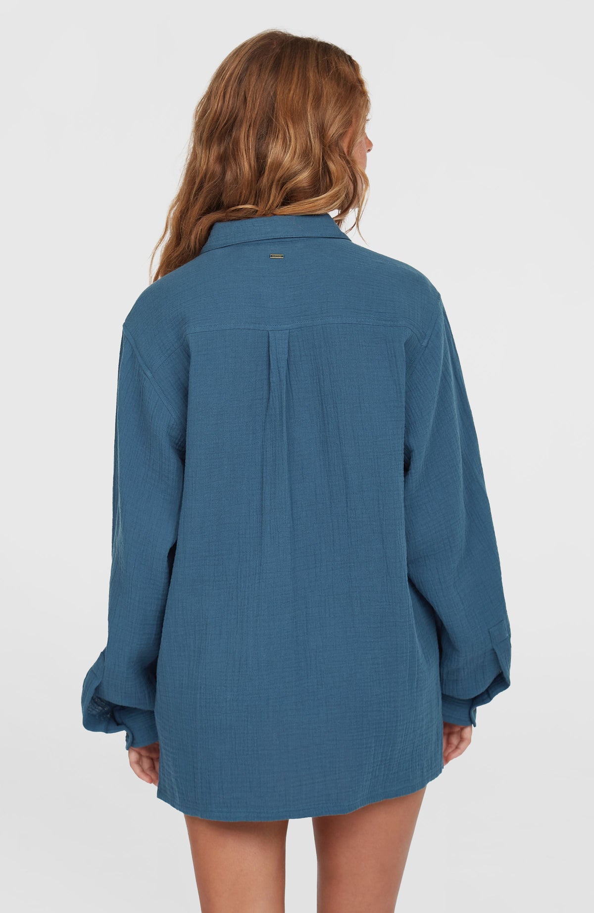 Brenda Bluse für Damen, blau, Rückansicht am Model mit Rückenpasse und Falte