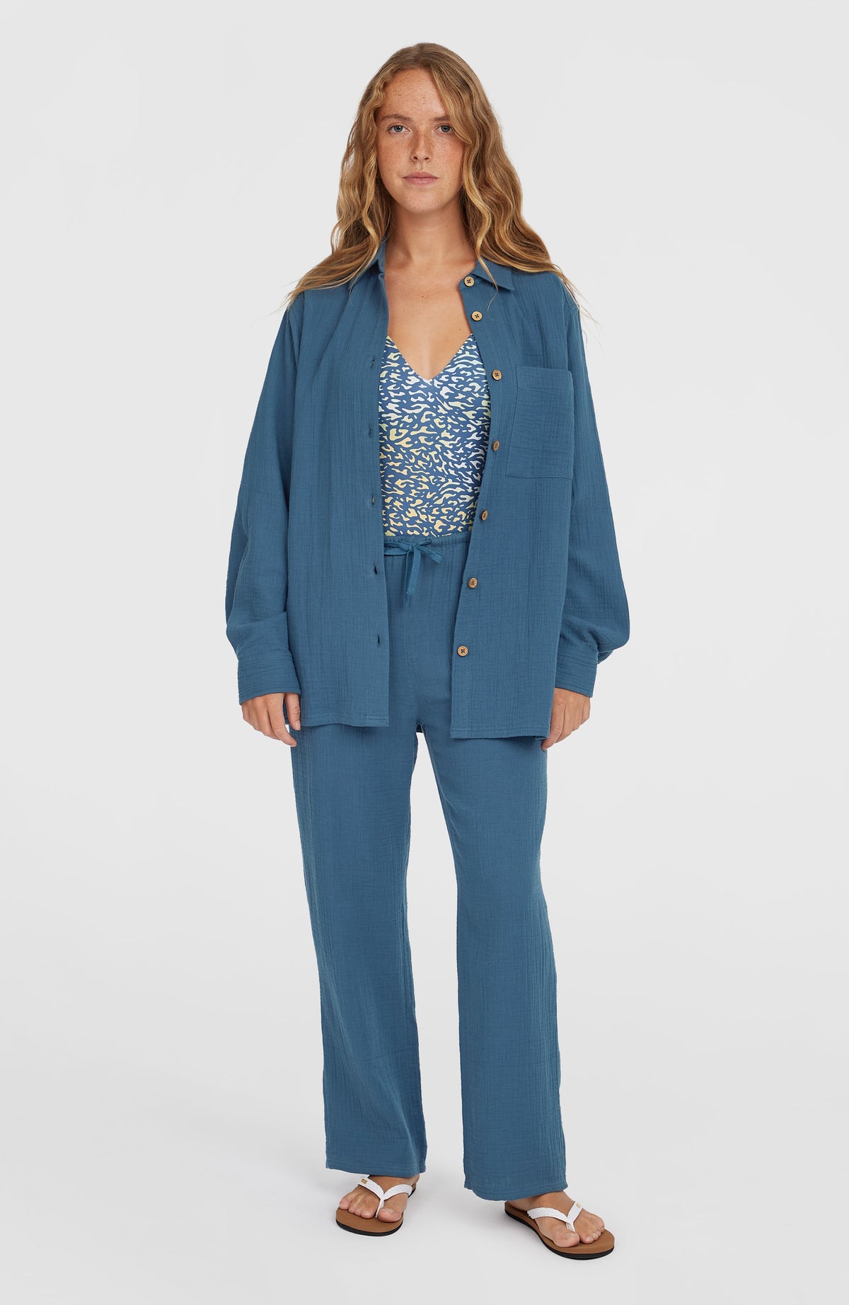 Brenda Bluse für Damen, blau, Ganzkörperansicht am Model, locker fallend in Vorderansicht