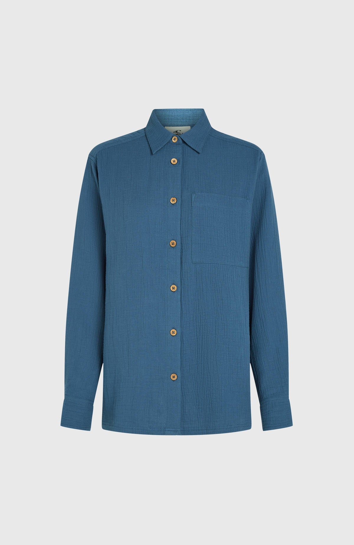 Brenda Bluse für Damen, blau, freigestellt von vorne mit durchgehender Knopfleiste und Brusttasche