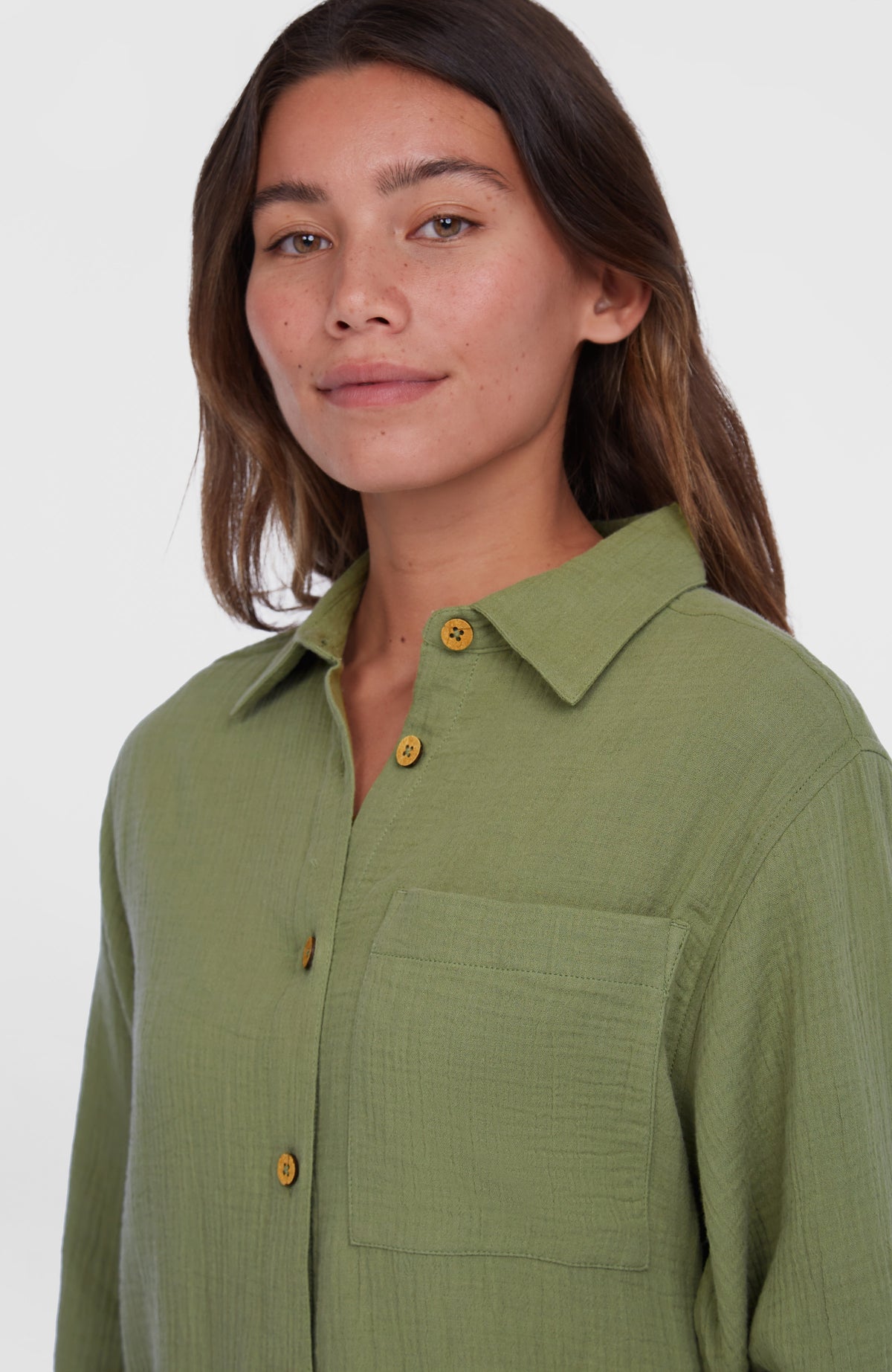 Grüne Brenda Bluse für Damen, Nahaufnahme von Kragen, Knopfleiste und Brusttasche