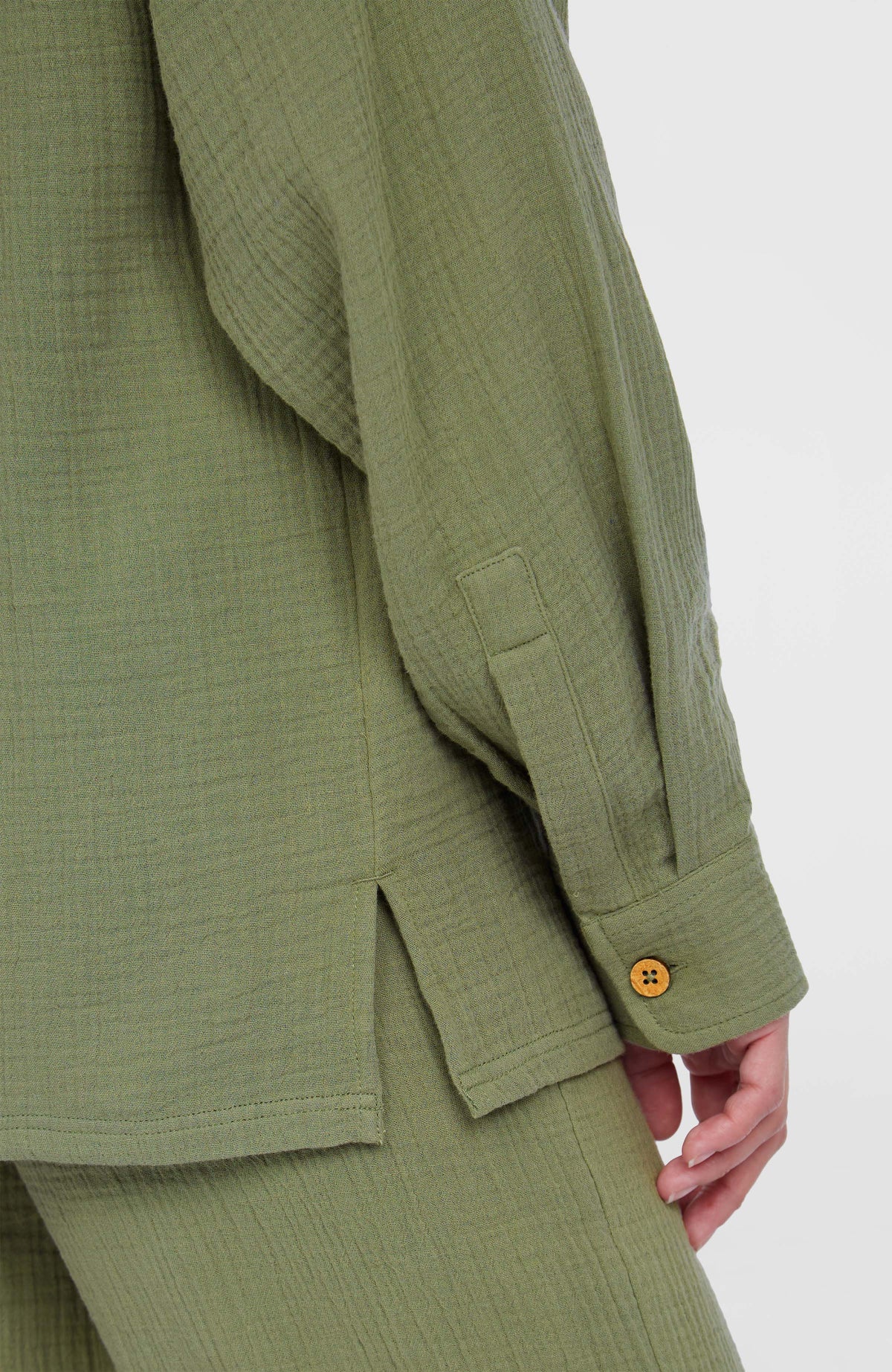 Grüne Brenda Bluse für Damen, Detailansicht von Ärmelmanschette und Saumschlitz