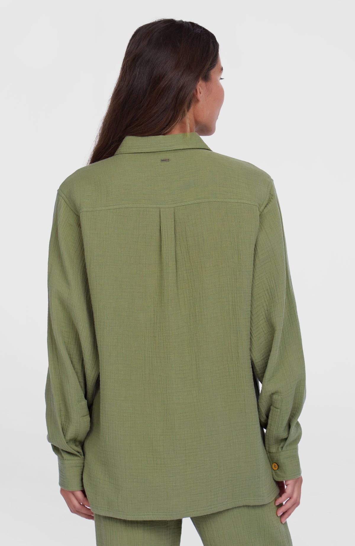 Brenda Bluse für Damen, grün, Rückansicht am Model mit Rückenpasse und Falte