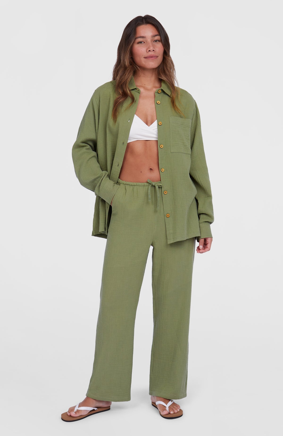 Brenda Bluse für Damen, grün, Ganzkörperansicht am Model von vorne