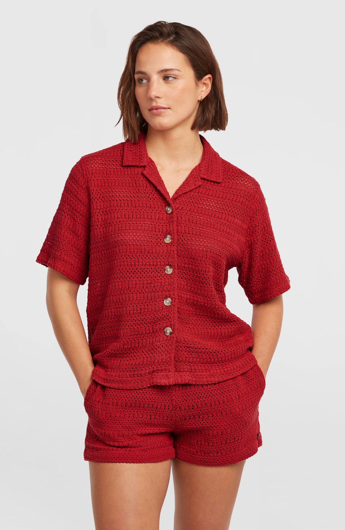 O'Neill O'Riginals Häkelbluse für Damen, rot, Vorderansicht am Model mit Reverskragen und Knopfleiste