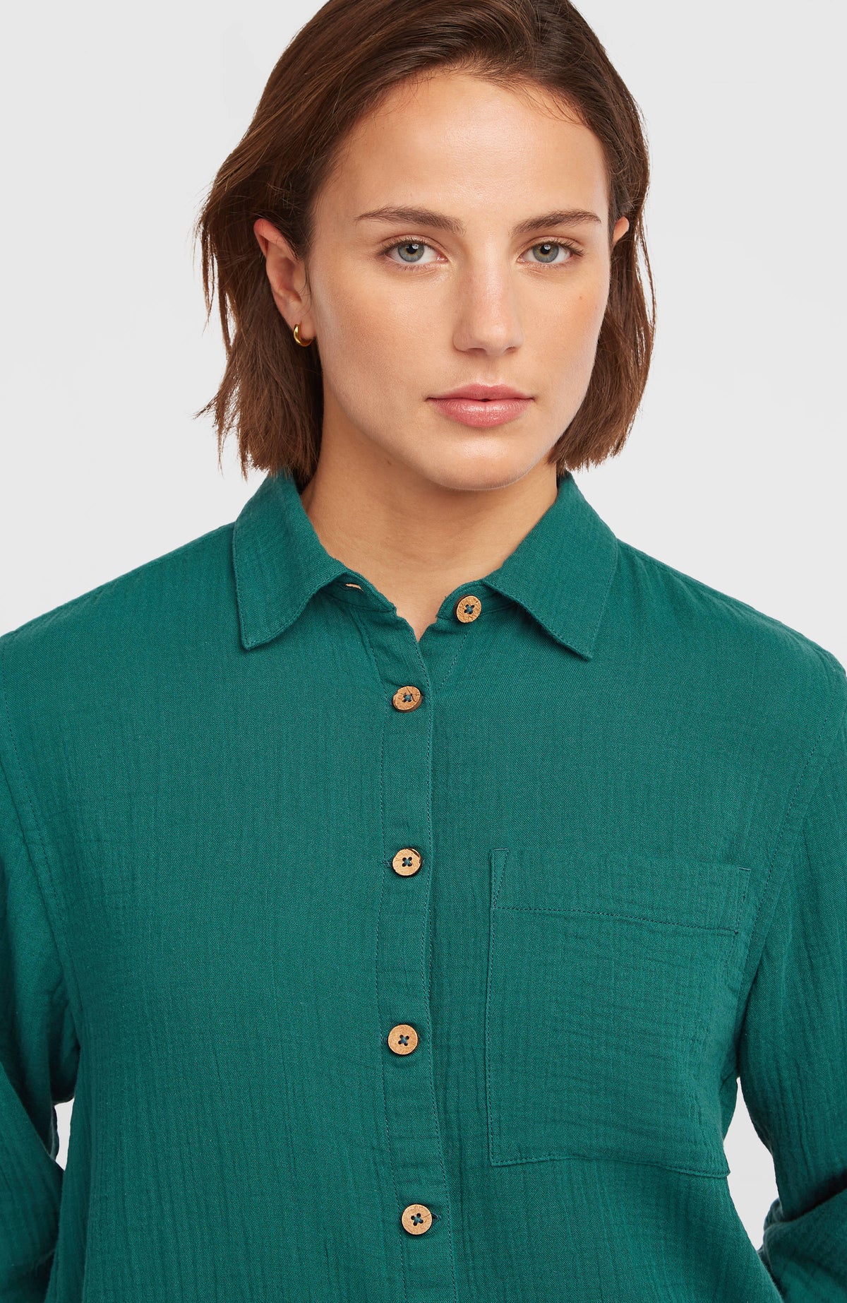 Brenda Bluse für Damen, grün, Nahaufnahme von Kragen und Knopfleiste am Model