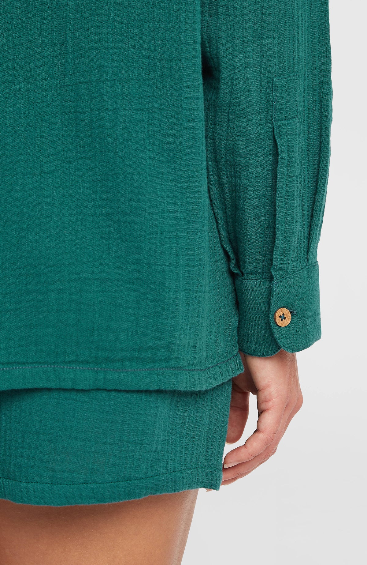 Brenda Bluse für Damen, grün, Nahaufnahme der Ärmelmanschette mit Knopf