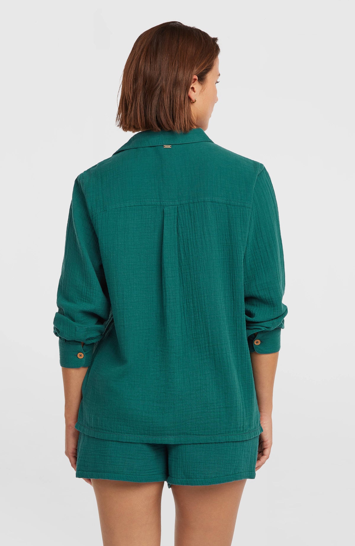 Brenda Bluse für Damen, grün, Rückansicht mit Passe und Falte am Model