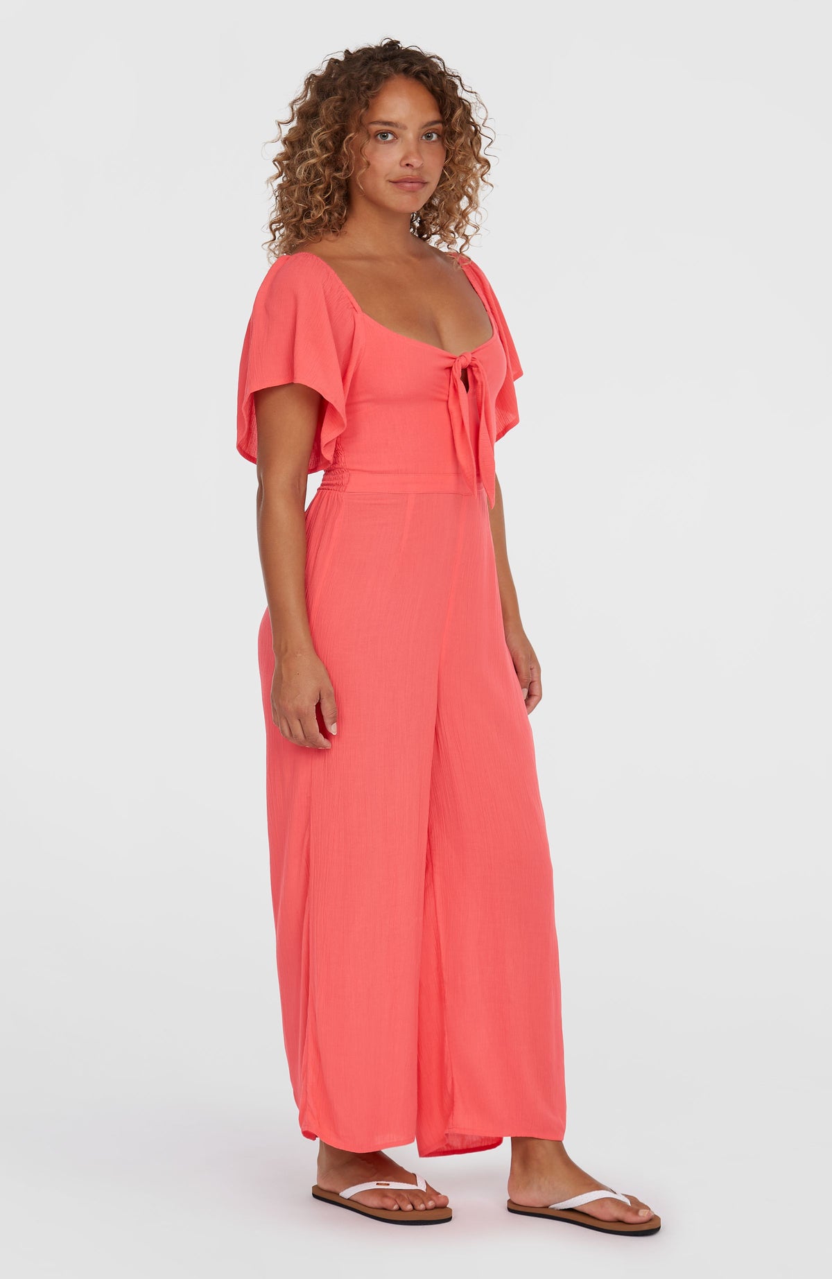 Kesia Jumpsuit für Damen, pink, getragen am Model in Dreiviertelansicht mit weitem Hosenbein und Bindeband
