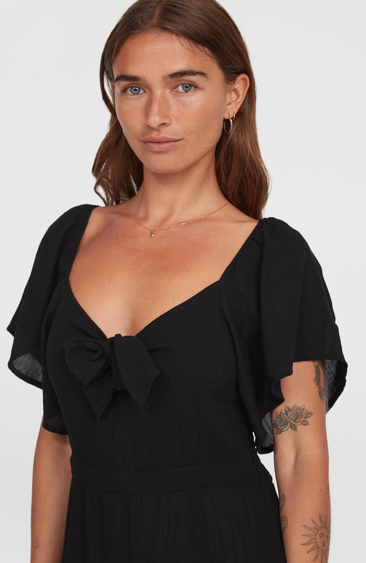 Kesia Jumpsuit für Damen, schwarz, Nahaufnahme am Model mit Schleifendetail und Flügelärmeln
