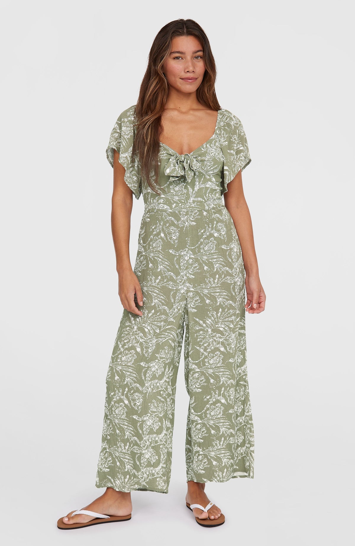 O'Neill Kesia Jumpsuit für Damen, grün mit Dschungelmuster in Weiß, getragen am Model, Ganzkörperansicht von vorne