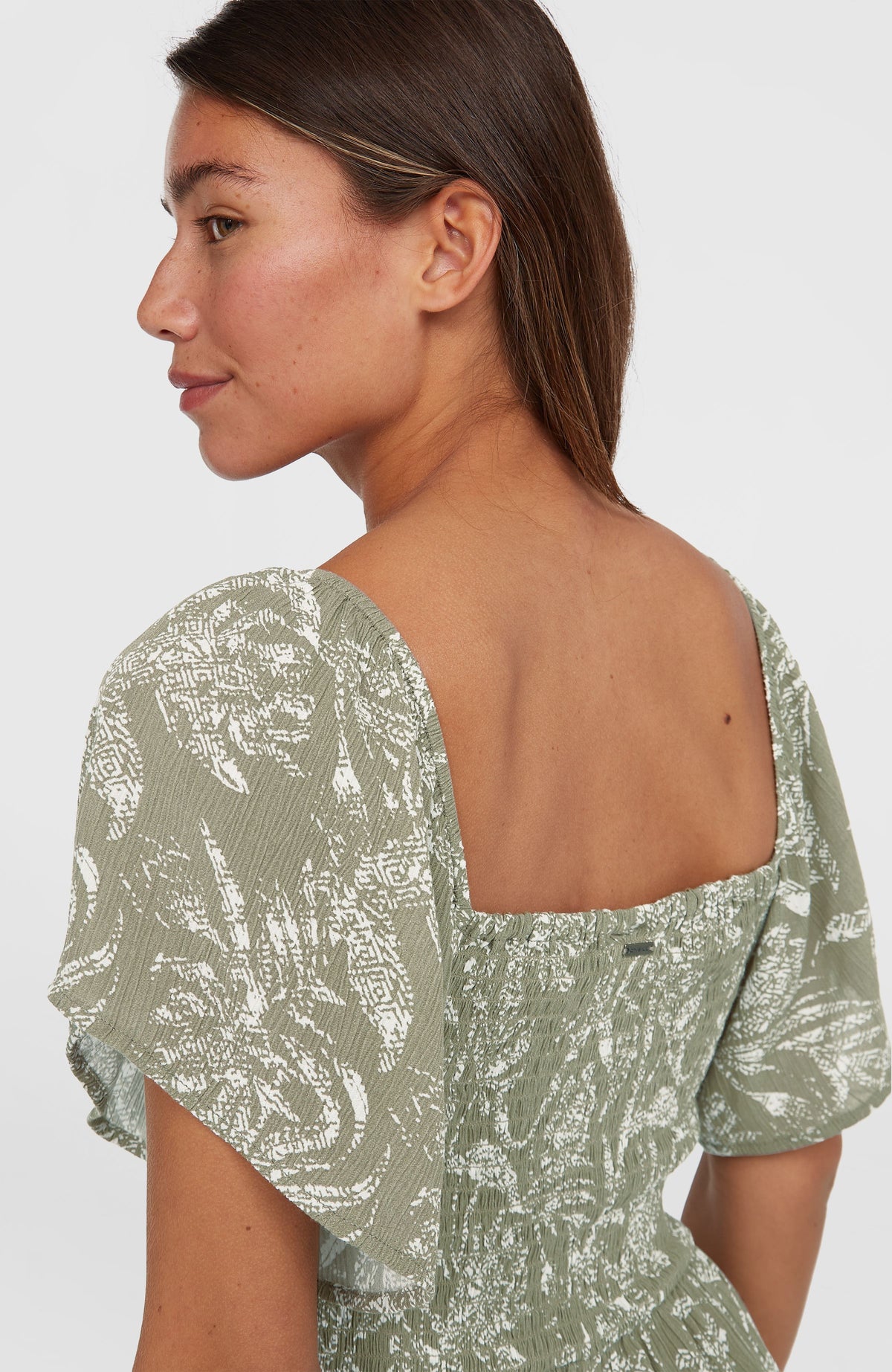 Kesia Jumpsuit für Damen, grün mit Dschungelmuster in Weiß, Detailansicht der gesmokten Rückenpartie am Model