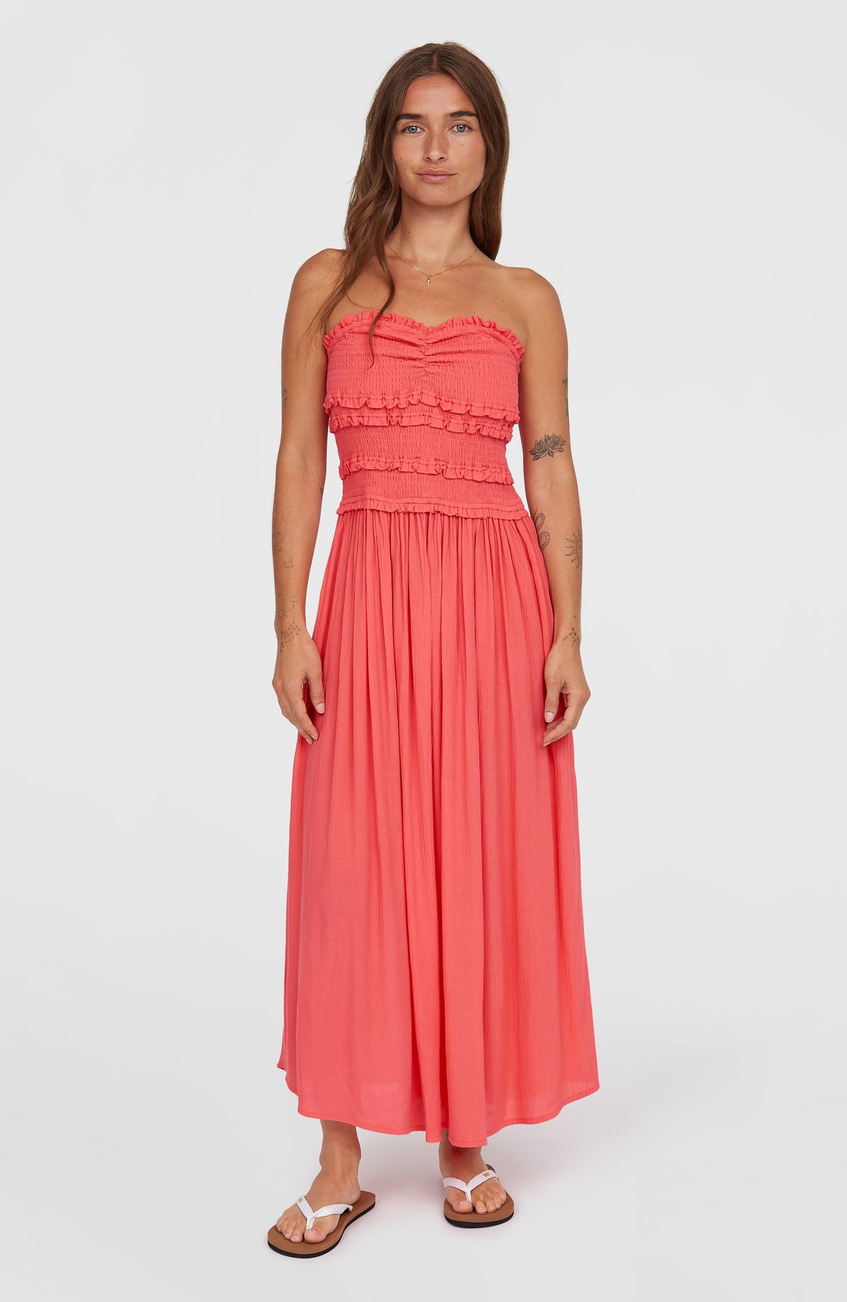 O'Neill Devyn Midikleid für Damen, pink, Vorderansicht getragen am Model mit trägerlosem gesmoktem Oberteil