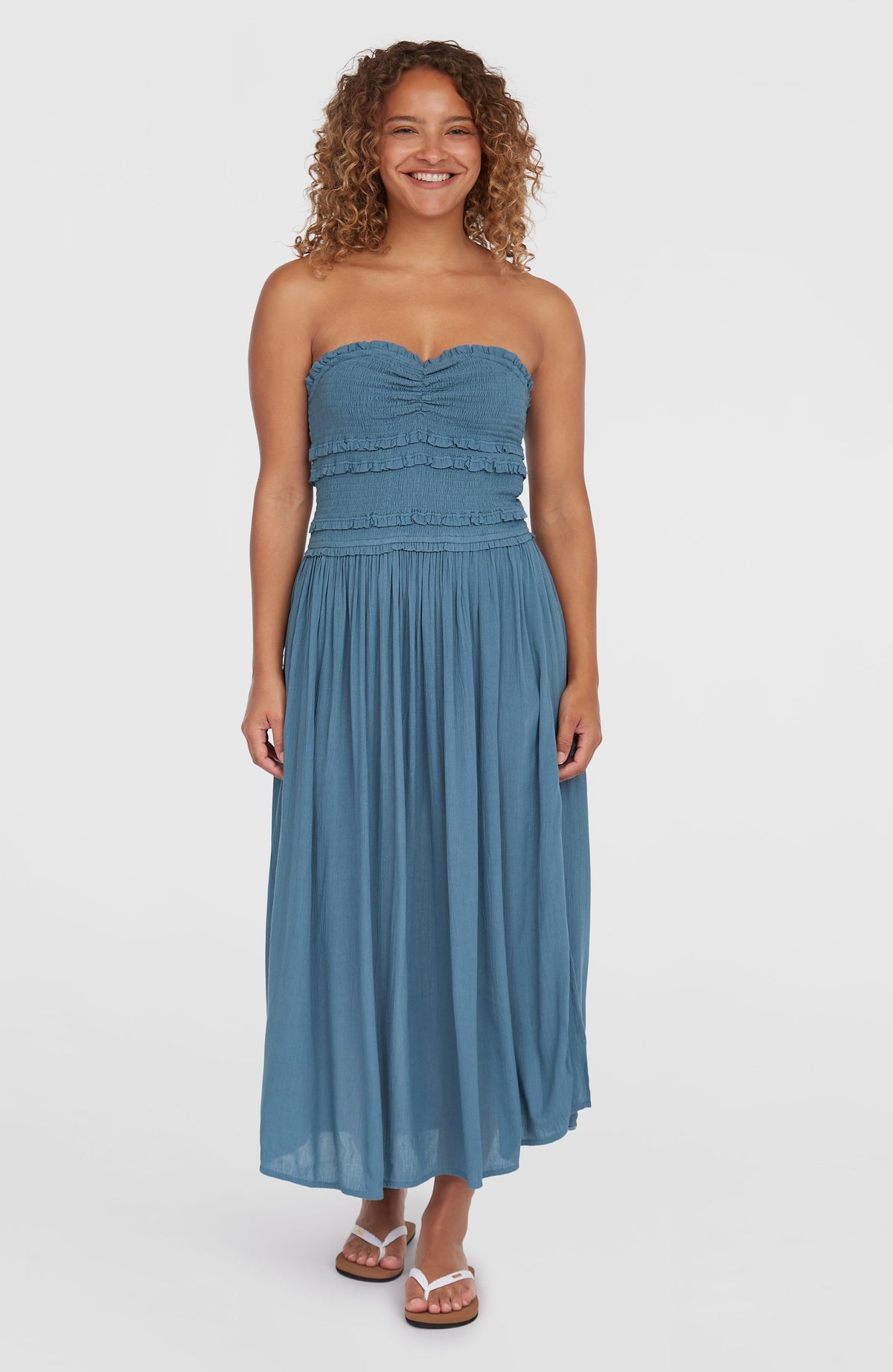 O'Neill Devyn Midikleid für Damen, blau, Vorderansicht am Model mit trägerlosem Schnitt
