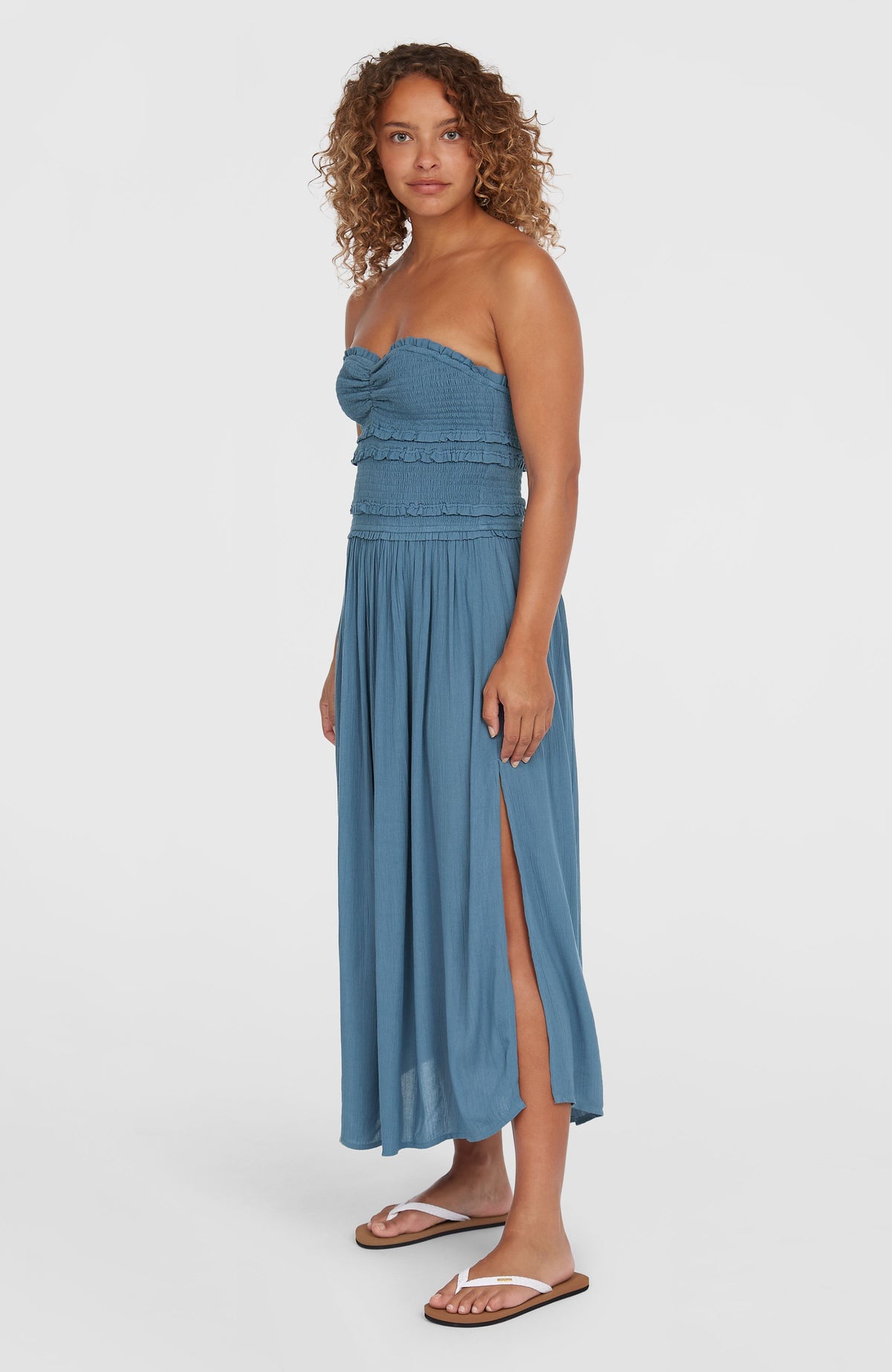 Devyn Midikleid für Damen, blau, Seitenansicht am Model mit hohem seitlichem Saumschlitz
