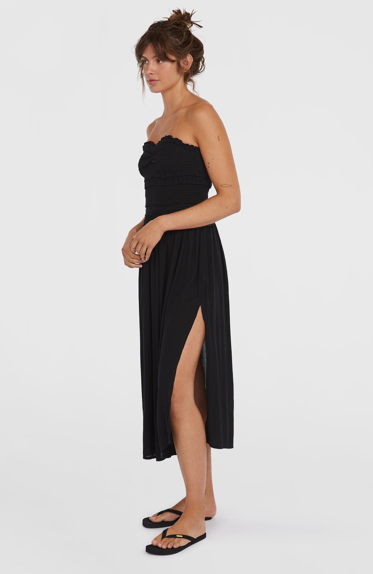 Devyn Midikleid für Damen, schwarz, Seitenansicht am Model mit seitlichem Schlitz