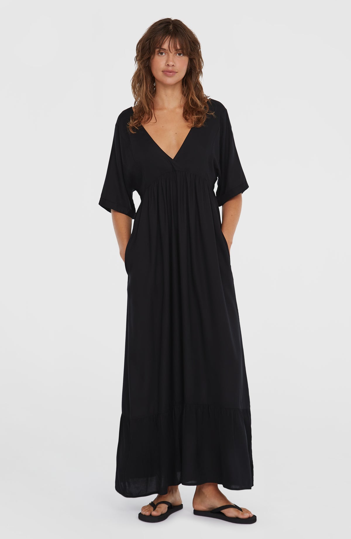O'Neill Women of the Wave Maxikleid für Damen, schwarz, Vorderansicht getragen am Model mit tiefem V-Ausschnitt