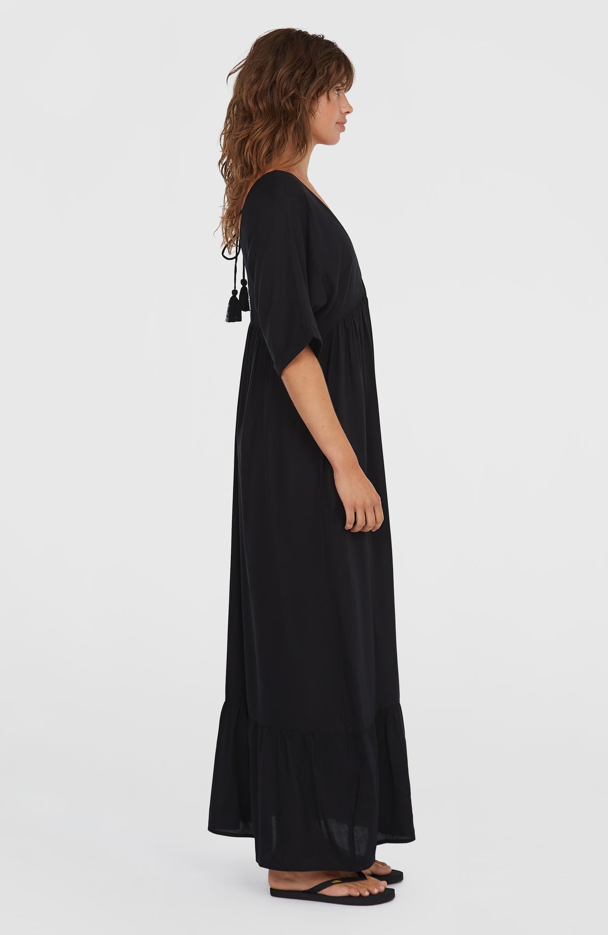 Women of the Wave Maxikleid für Damen, schwarz, Seitenansicht getragen am Model mit weiten kurzen Ärmeln