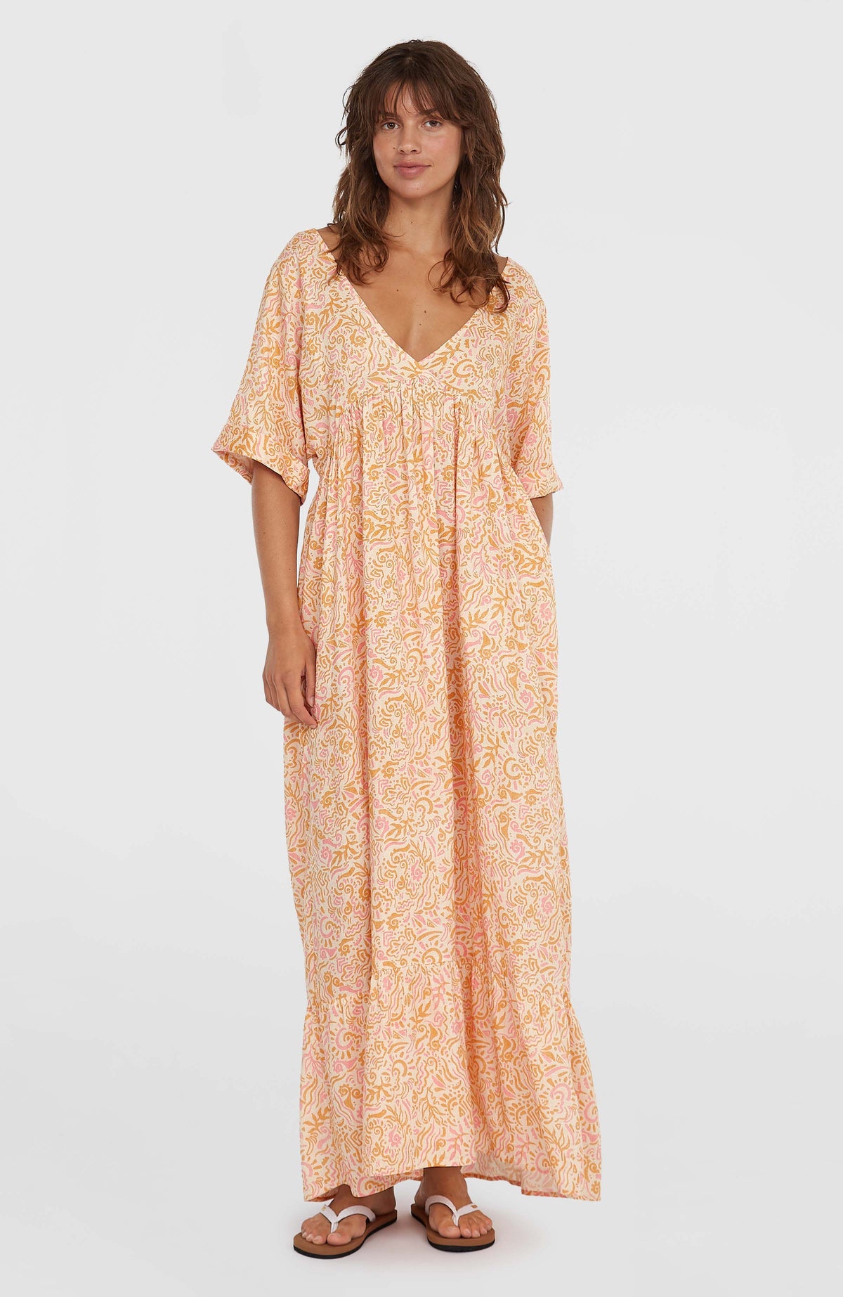 O'Neill Women of the Wave Maxikleid für Damen, weiß mit Wellenmuster in Gelb und Rosa, Vorderansicht am Model