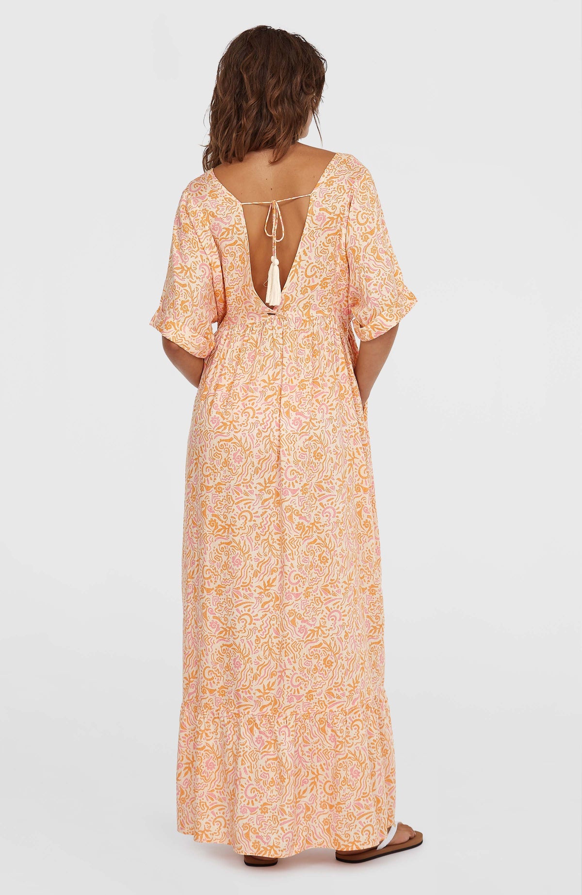 Women of the Wave Maxikleid für Damen, weiß mit Wellenmuster in Gelb und Rosa, Rückansicht am Model