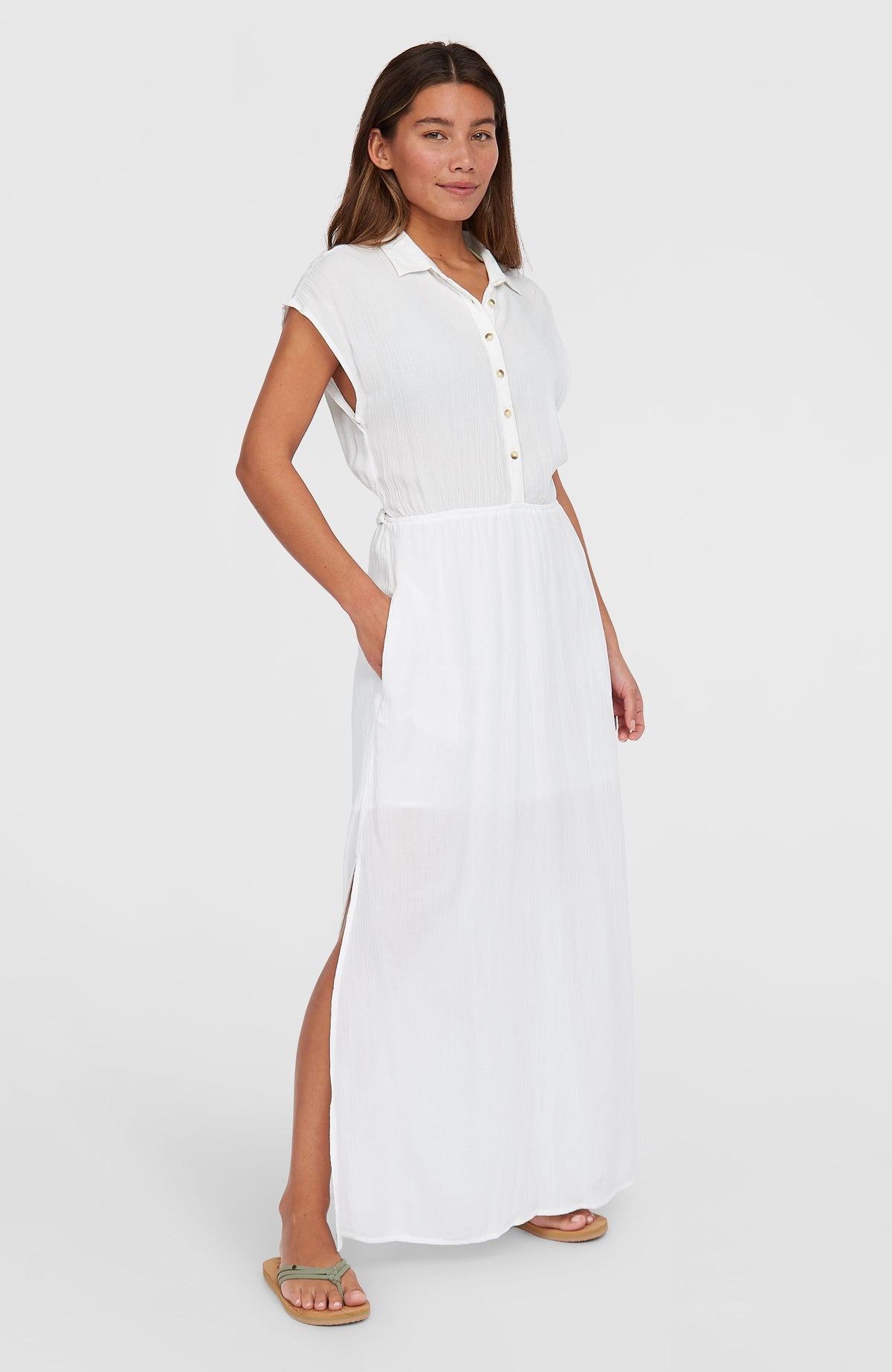 Lori Maxi-Hemdkleid für Damen, weiß, Dreiviertelansicht am Model mit Seitenschlitz