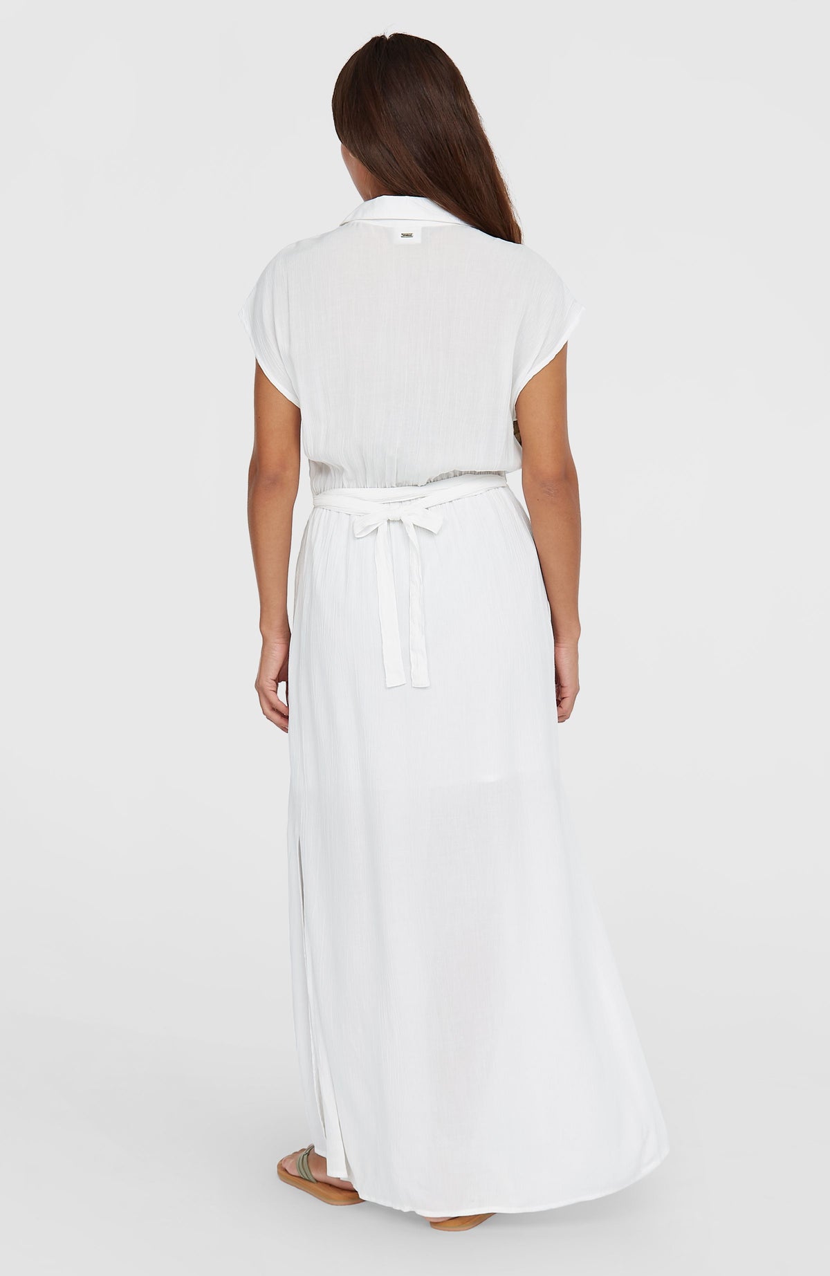 Lori Maxi-Hemdkleid für Damen, weiß, Rückansicht am Model mit gebundenem Taillengürtel