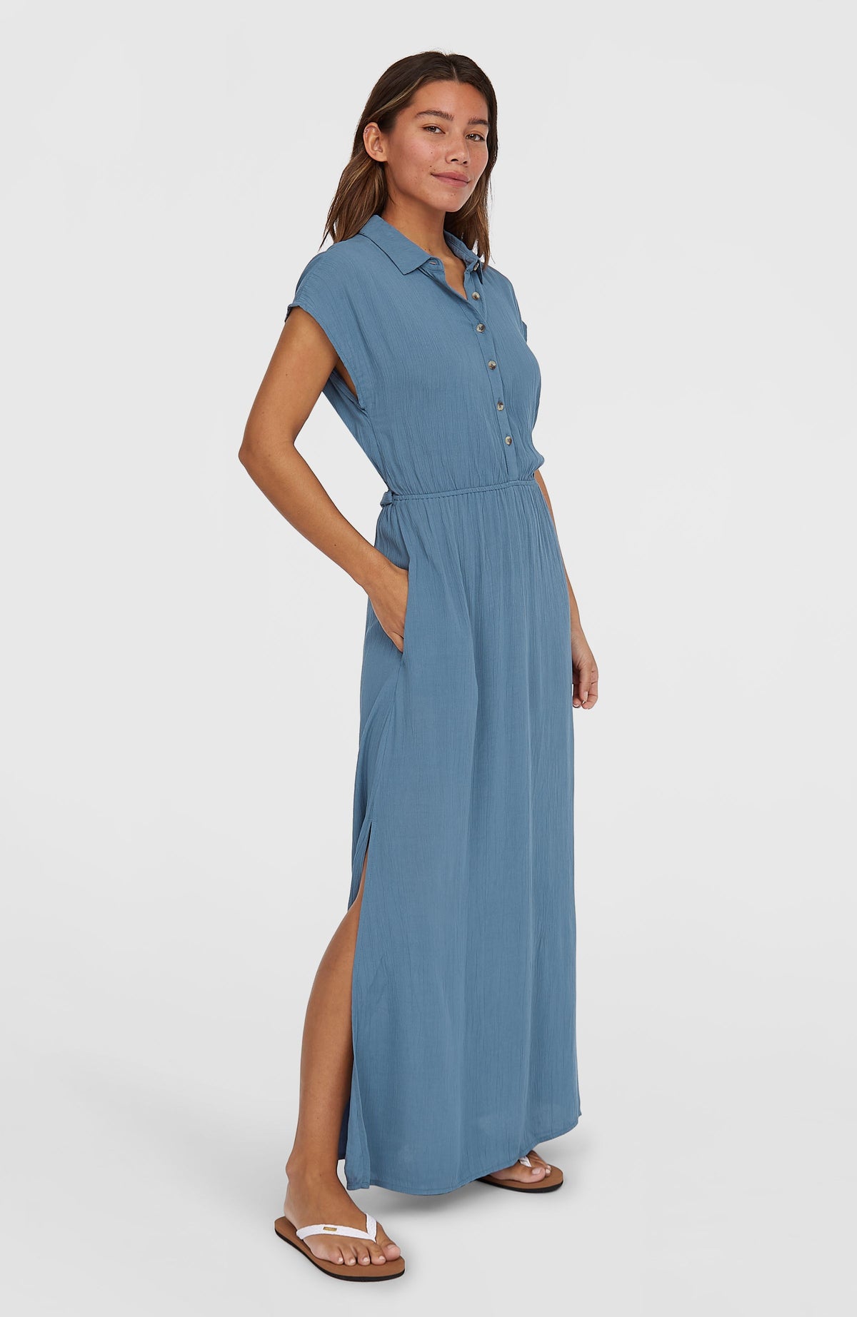 Blaues Lori Maxi-Hemdkleid für Damen, getragen am Model, Seitenansicht mit Seitentasche und Schlitz