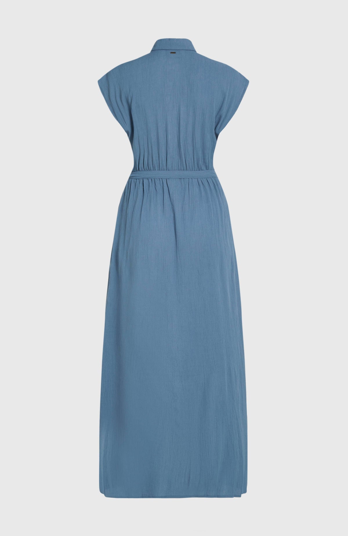 Blaues Lori Maxi-Hemdkleid für Damen, freigestellt von hinten mit Raffung am Bund