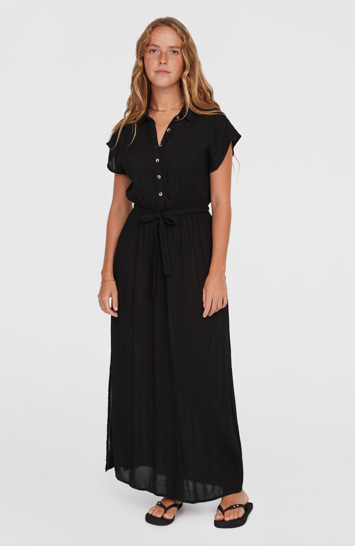 O'Neill Lori Maxi-Hemdkleid für Damen, schwarz, Vorderansicht, getragen am Model mit Taillengürtel