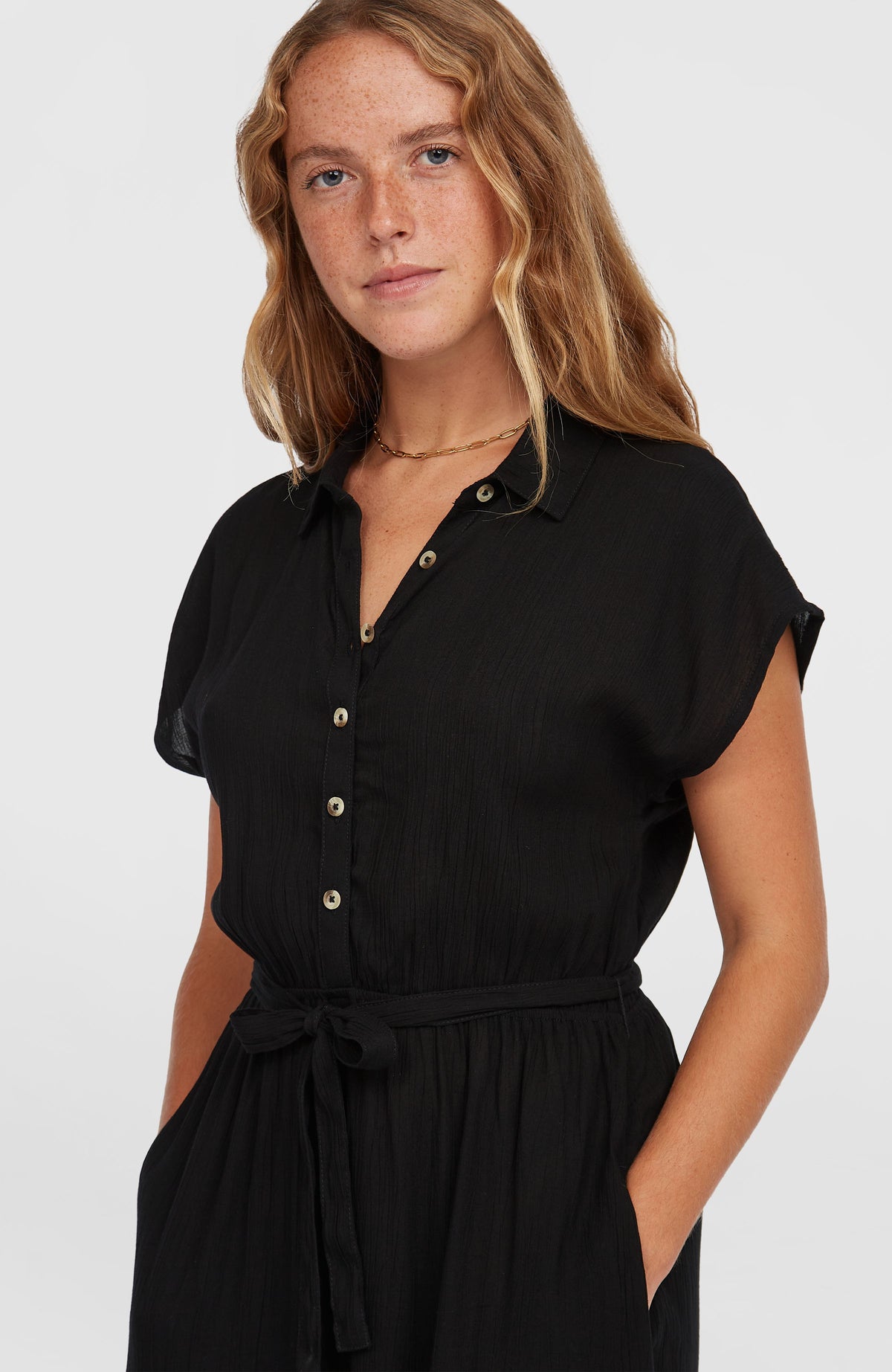 Lori Maxi-Hemdkleid für Damen, schwarz, Nahaufnahme von Kragen und Knopfleiste, am Model