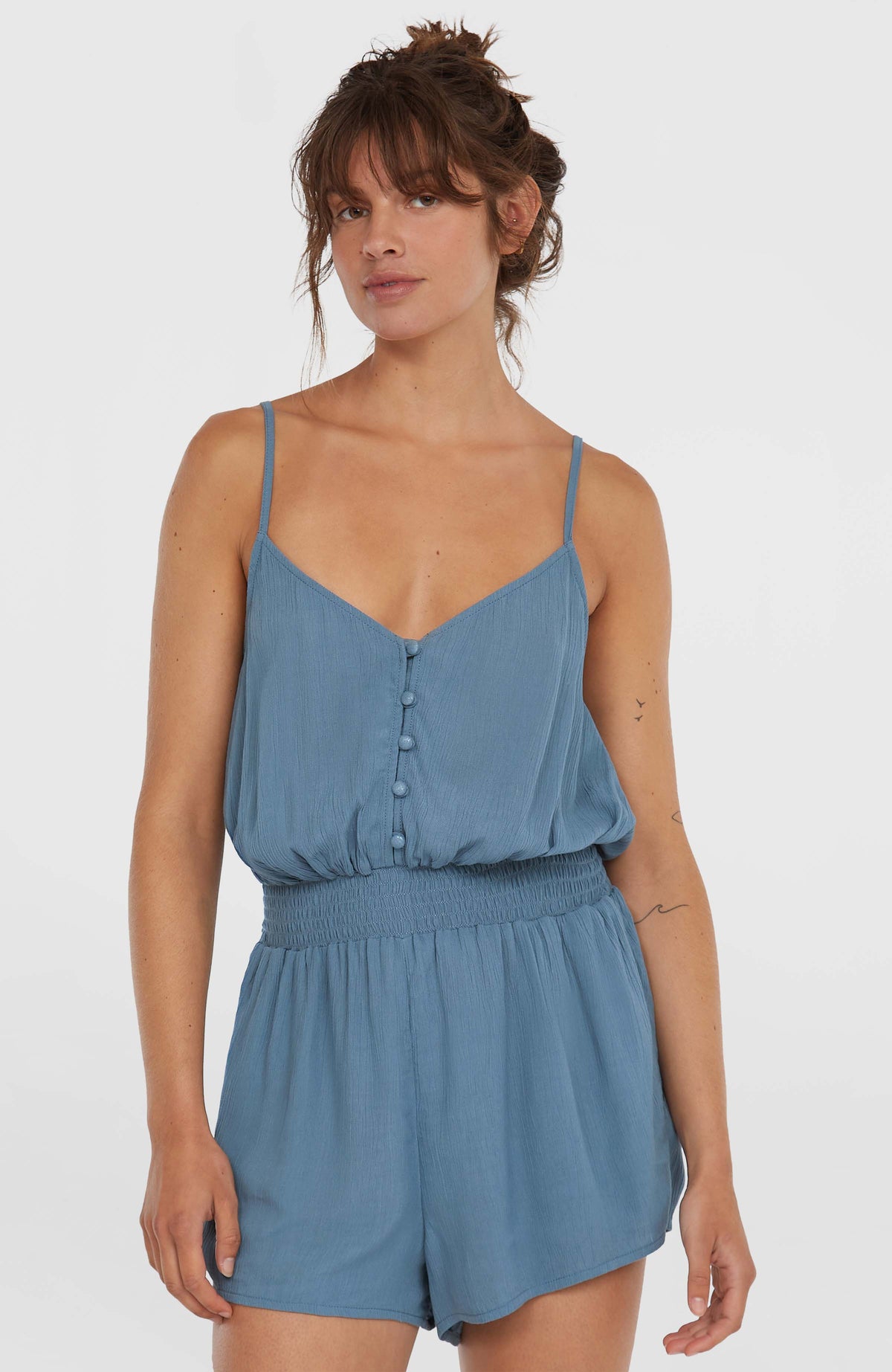 Romper mit Knöpfen und schmalen Trägern für Damen, blau, Vorderansicht mit Knopfleiste am Model