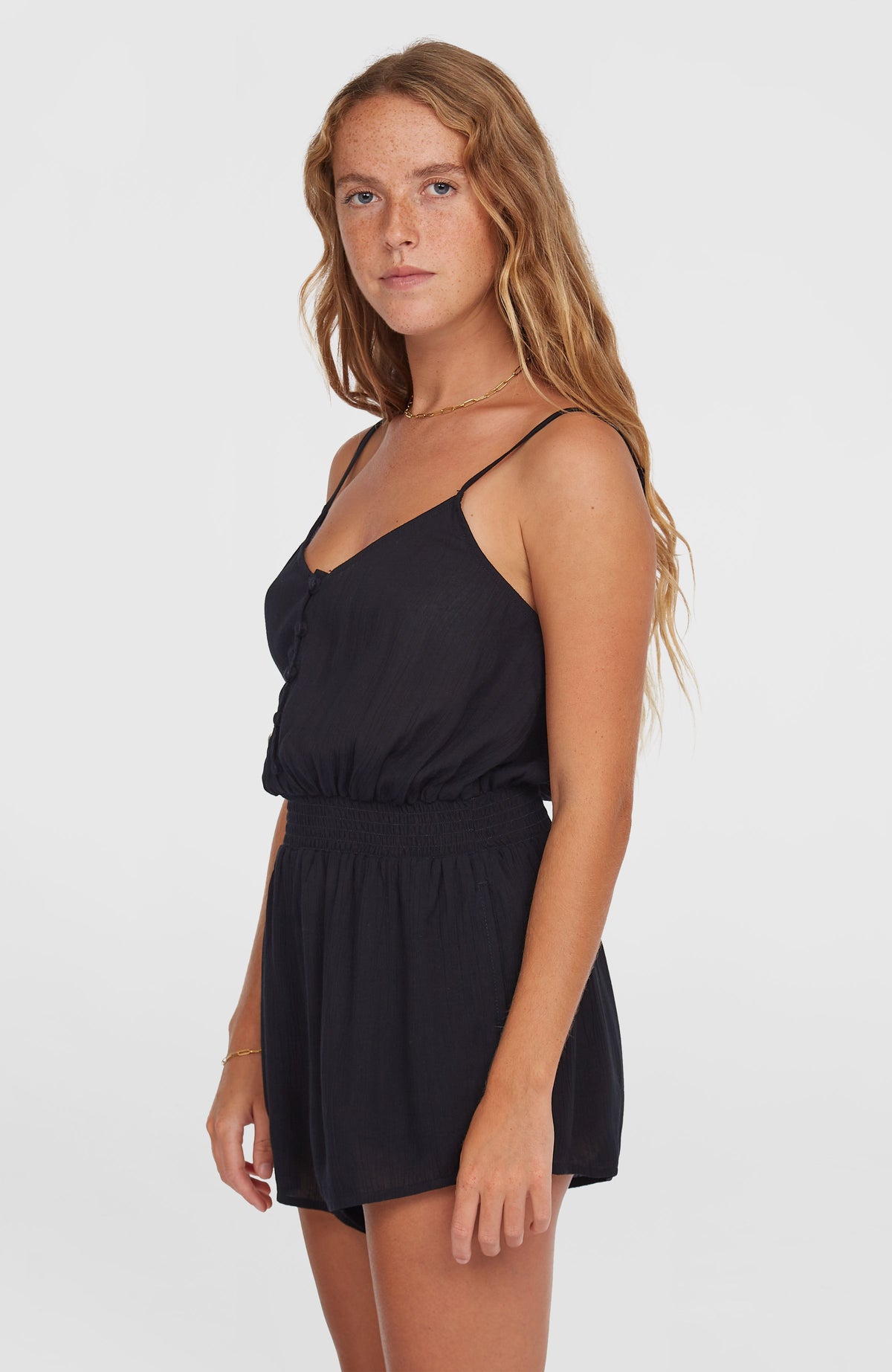 Romper mit Knöpfen und schmalen Trägern für Damen, schwarz, Seitenansicht, getragen am Model