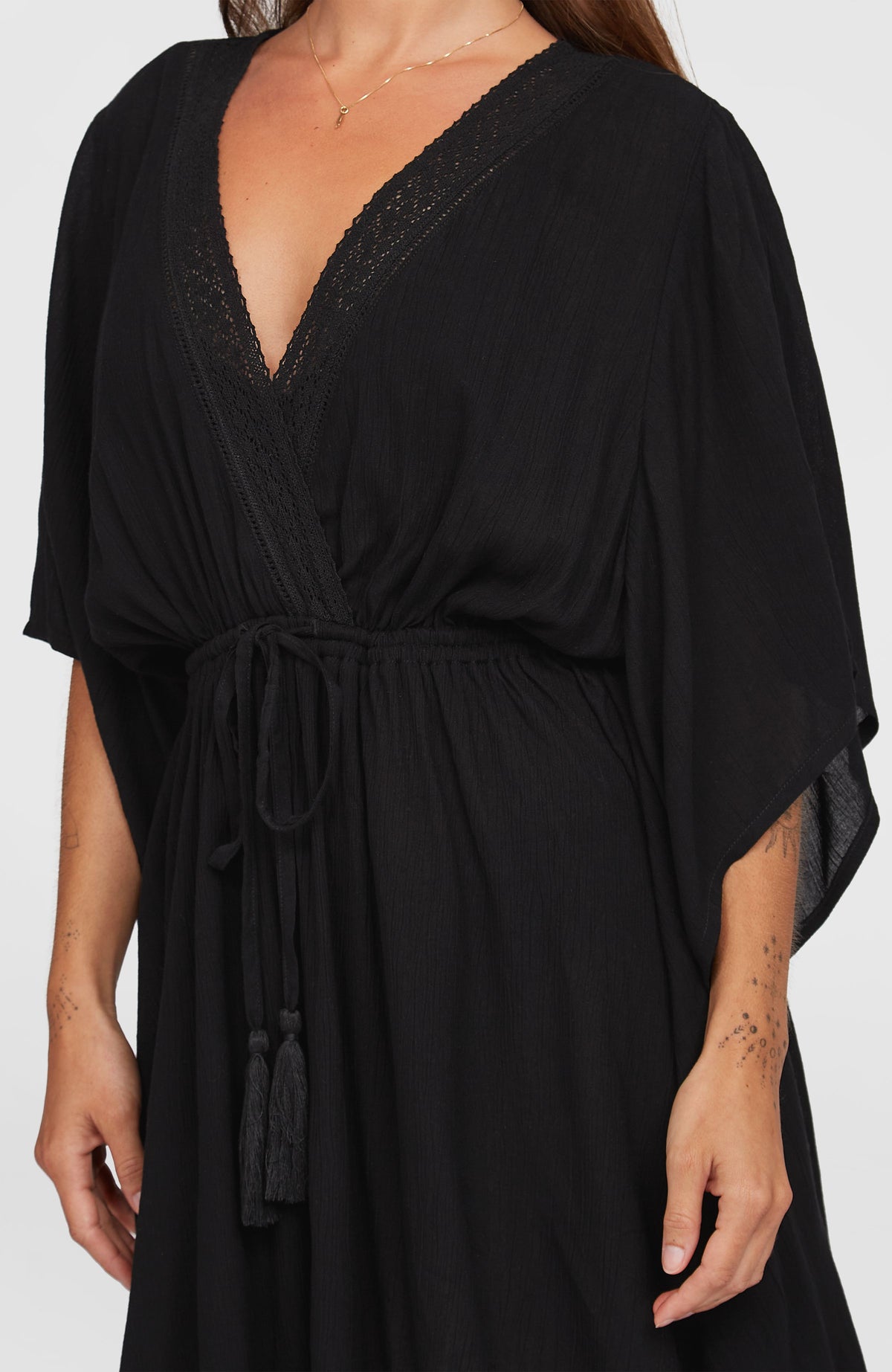 Essentials Cover Up Kleid für Damen, schwarz, Nahaufnahme von V-Ausschnitt und Kordelzug mit Quasten