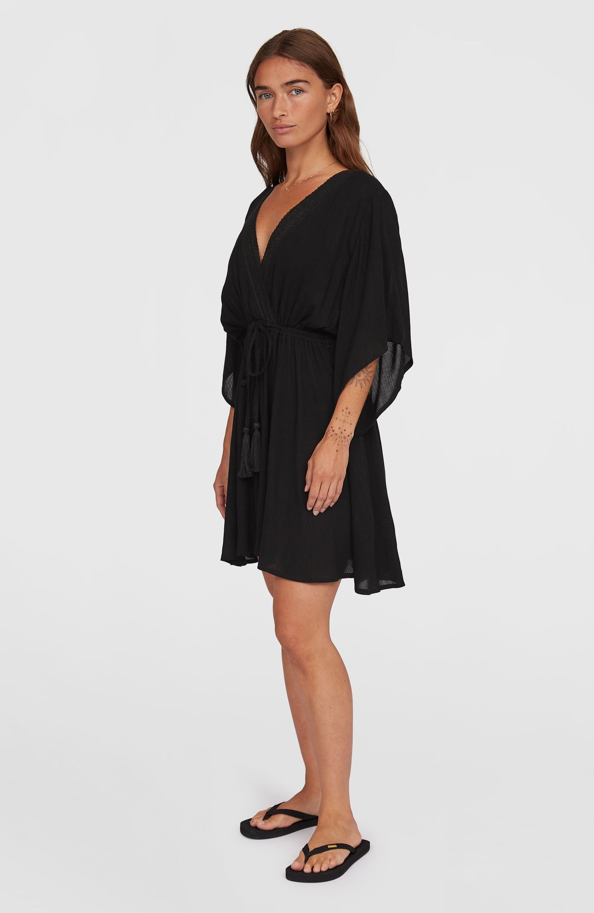 Essentials Cover Up Kleid für Damen, schwarz, Seitenansicht mit weiten Ärmeln, am Model