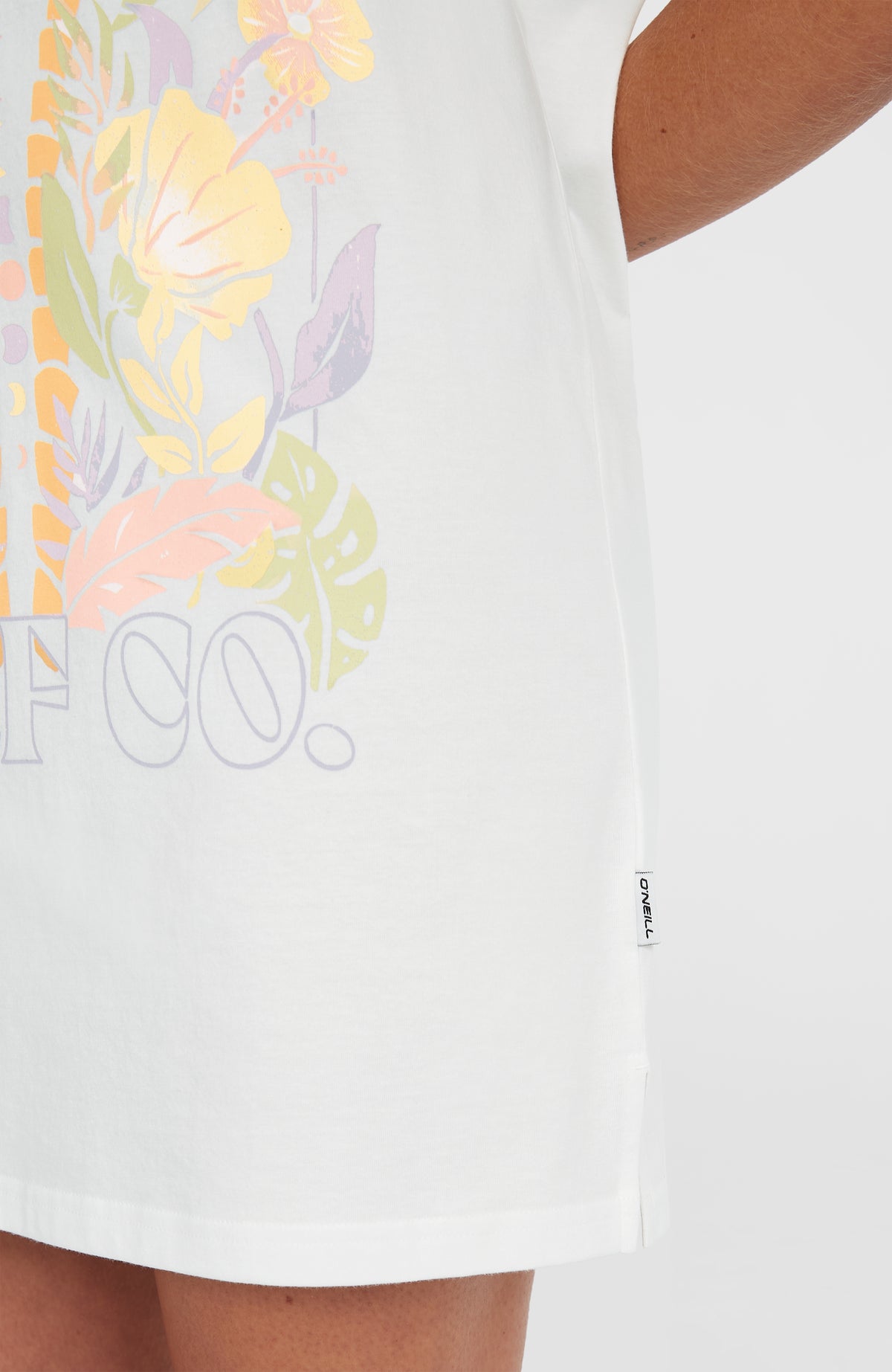 Nahaufnahme des Saums und des seitlichen Logo-Labels am weißen Beach Vintage T-Shirt-Kleid