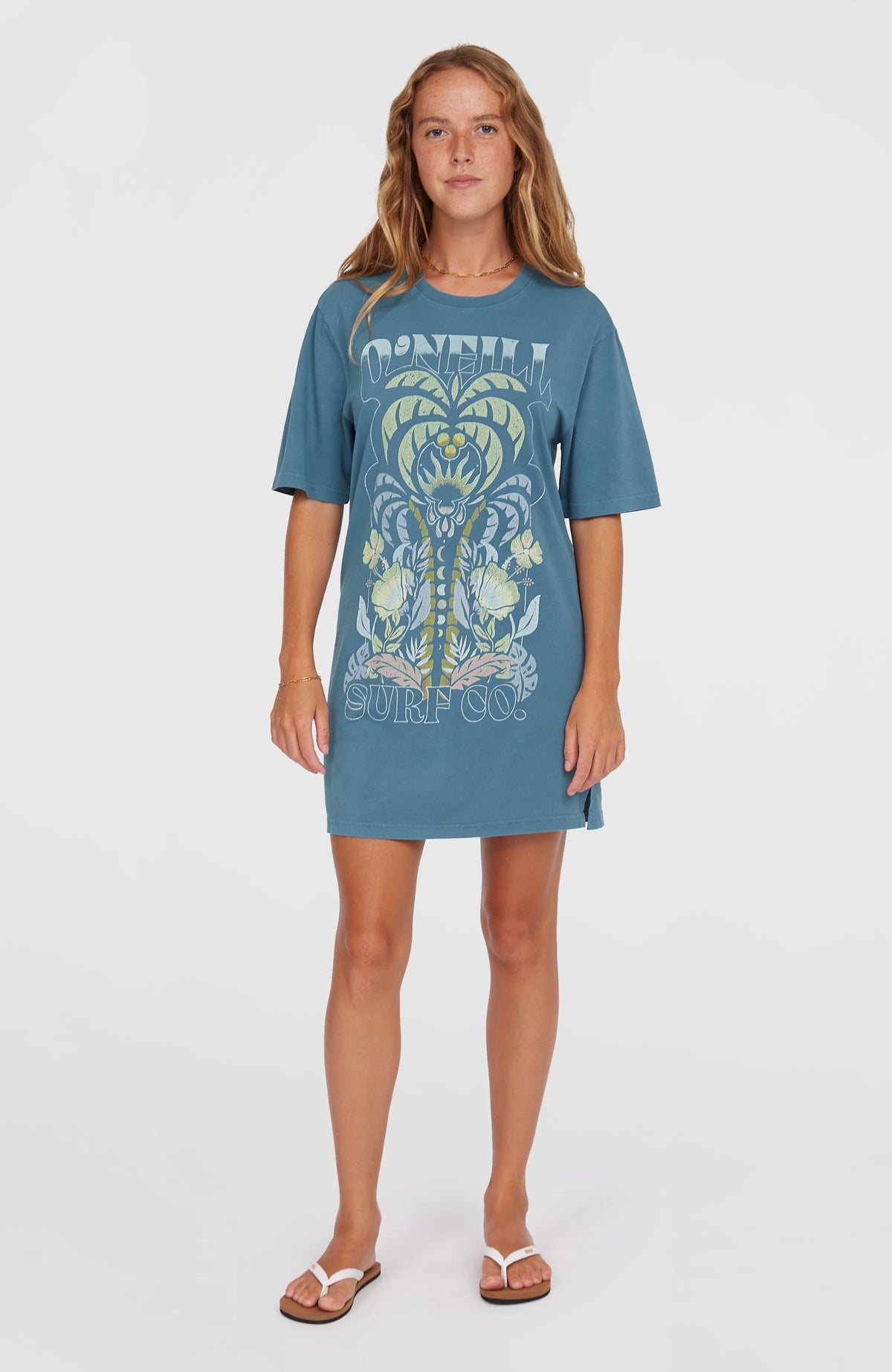 O'Neill Beach Vintage T-Shirt-Kleid für Damen, blau mit Grafik-Print in Beige und Grün, Vorderansicht am Model
